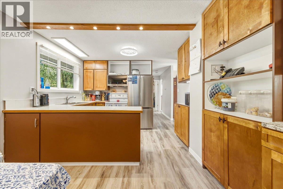 8404 Lakeview Drive, Coldstream, British Columbia  V1B 1W3 - Photo 13 - 10399482