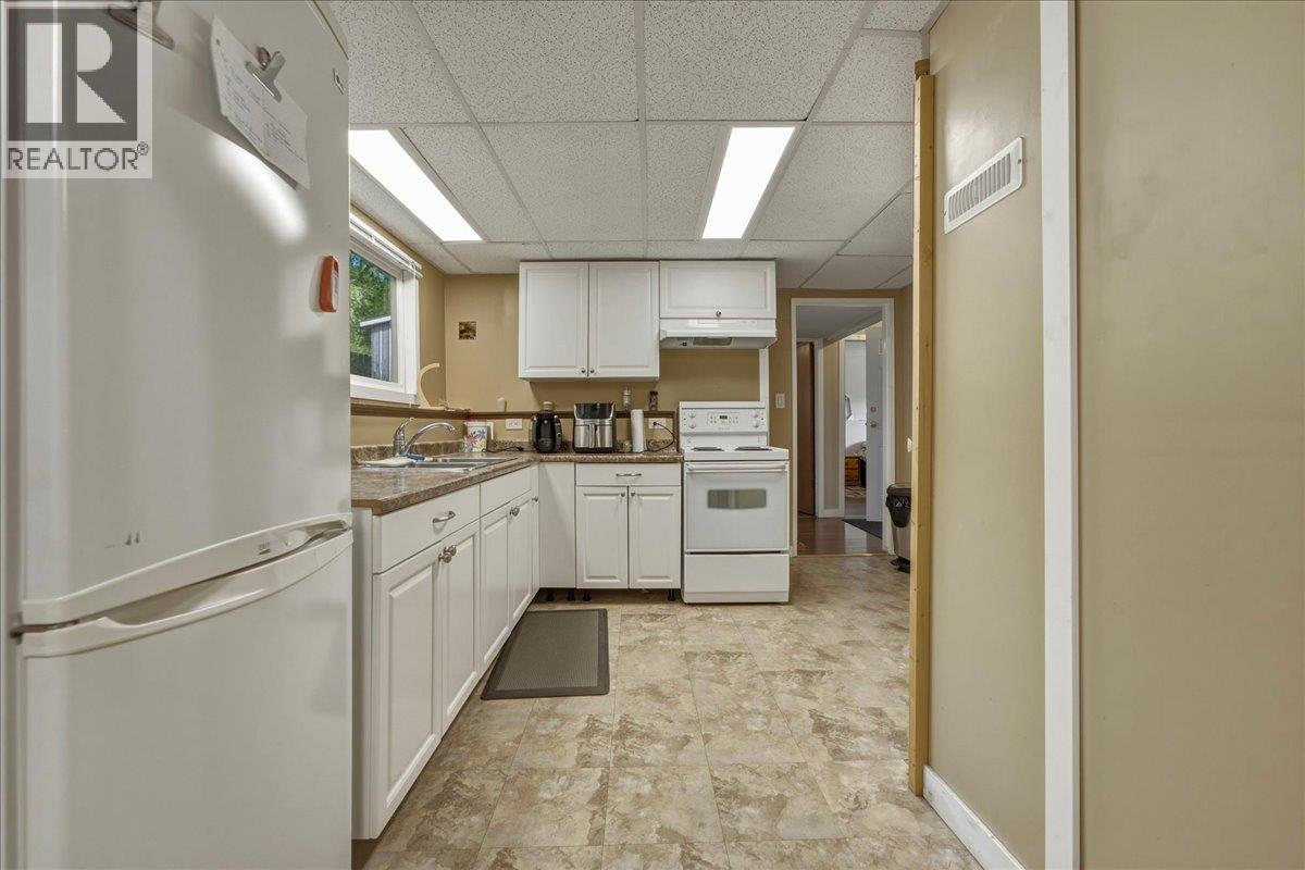 8404 Lakeview Drive, Coldstream, British Columbia  V1B 1W3 - Photo 31 - 10399482