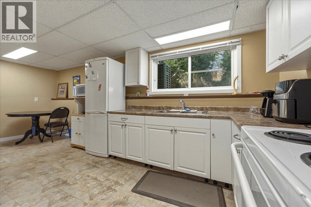 8404 Lakeview Drive, Coldstream, British Columbia  V1B 1W3 - Photo 32 - 10399482