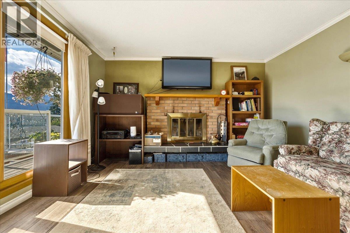 8404 Lakeview Drive, Coldstream, British Columbia  V1B 1W3 - Photo 8 - 10399482