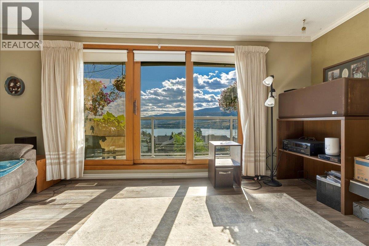8404 Lakeview Drive, Coldstream, British Columbia  V1B 1W3 - Photo 9 - 10399482