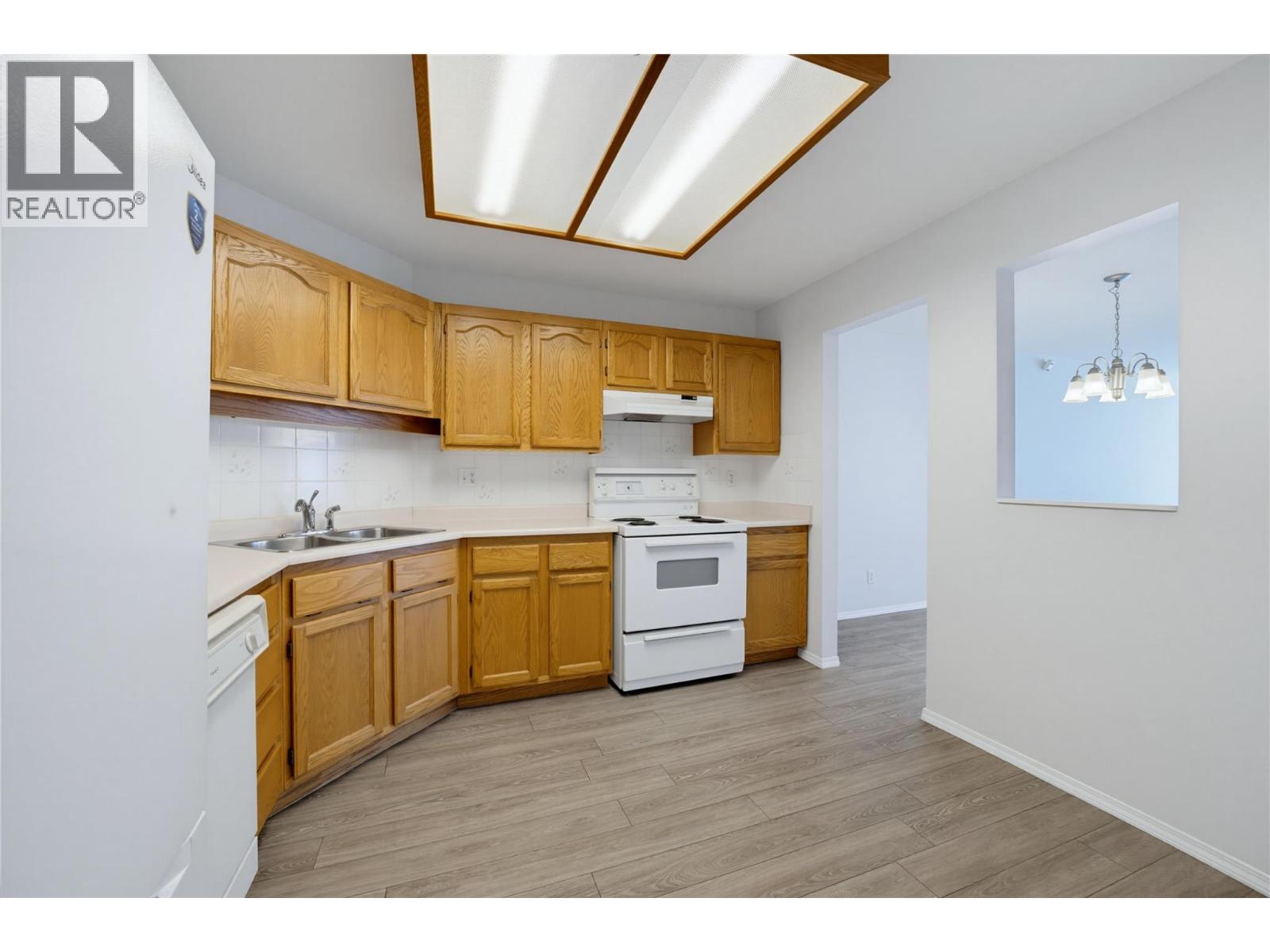 250 5 Street Se Unit# 111, Salmon Arm, British Columbia  V1E 1J8 - Photo 3 - 10399556