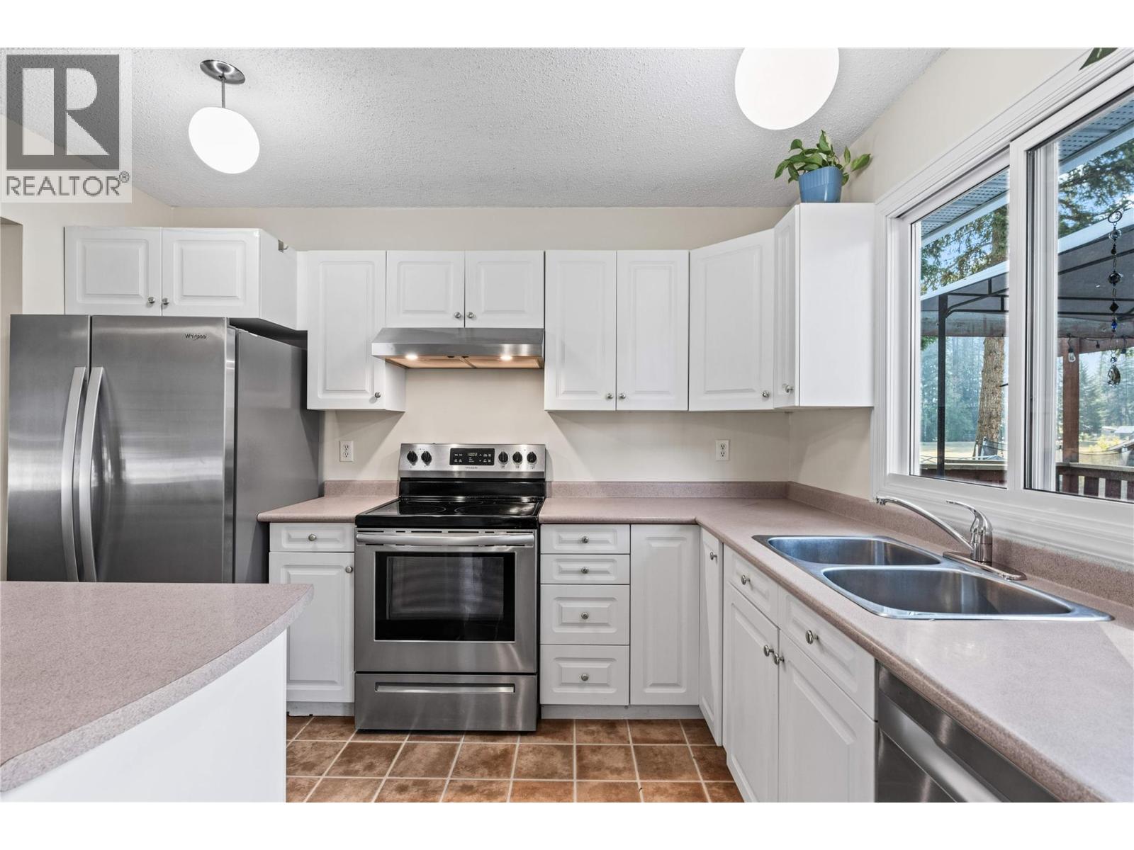 792 Eastwood Road, Lumby, British Columbia  V0E 2G7 - Photo 5 - 10399212