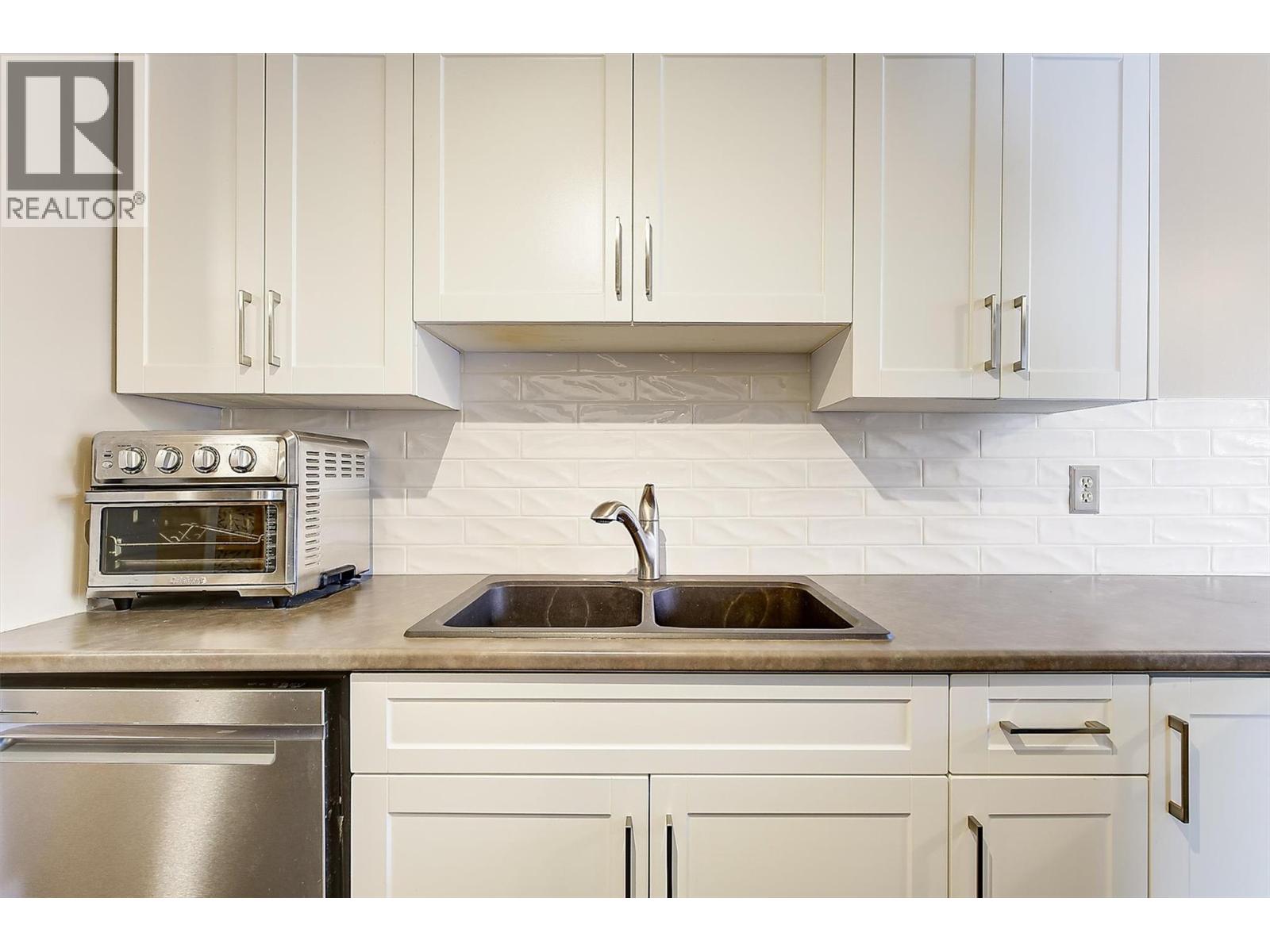 3842 Gordon Drive Unit# 216, Kelowna, British Columbia  V1W 3G4 - Photo 3 - 10399575