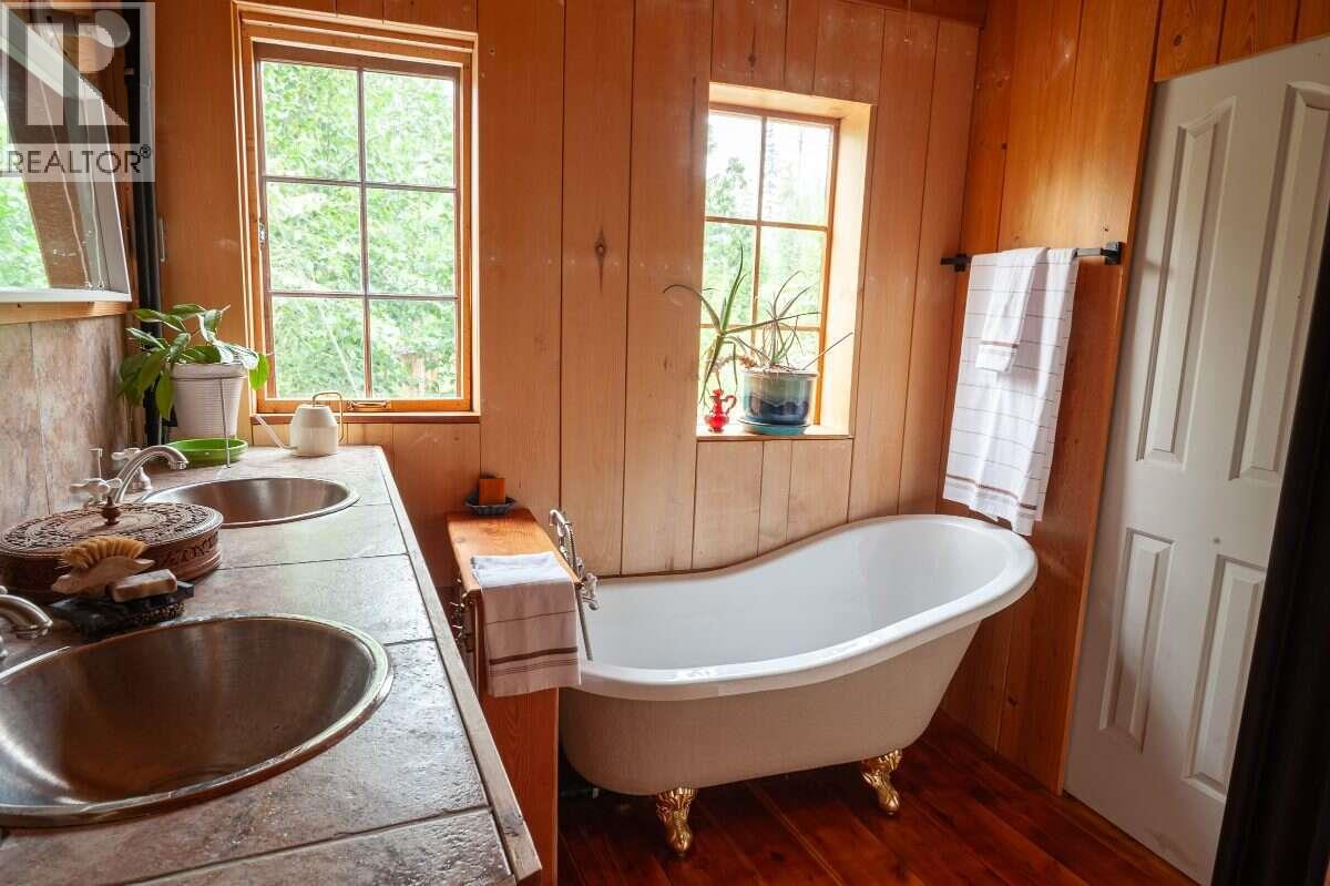 804 Applegrove Road, Fauquier, British Columbia  V0G 1J0 - Photo 17 - 10399628