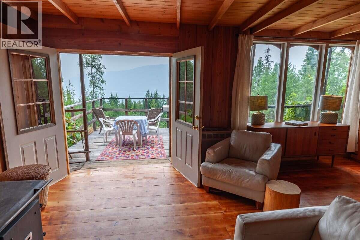 804 Applegrove Road, Fauquier, British Columbia  V0G 1J0 - Photo 4 - 10399628