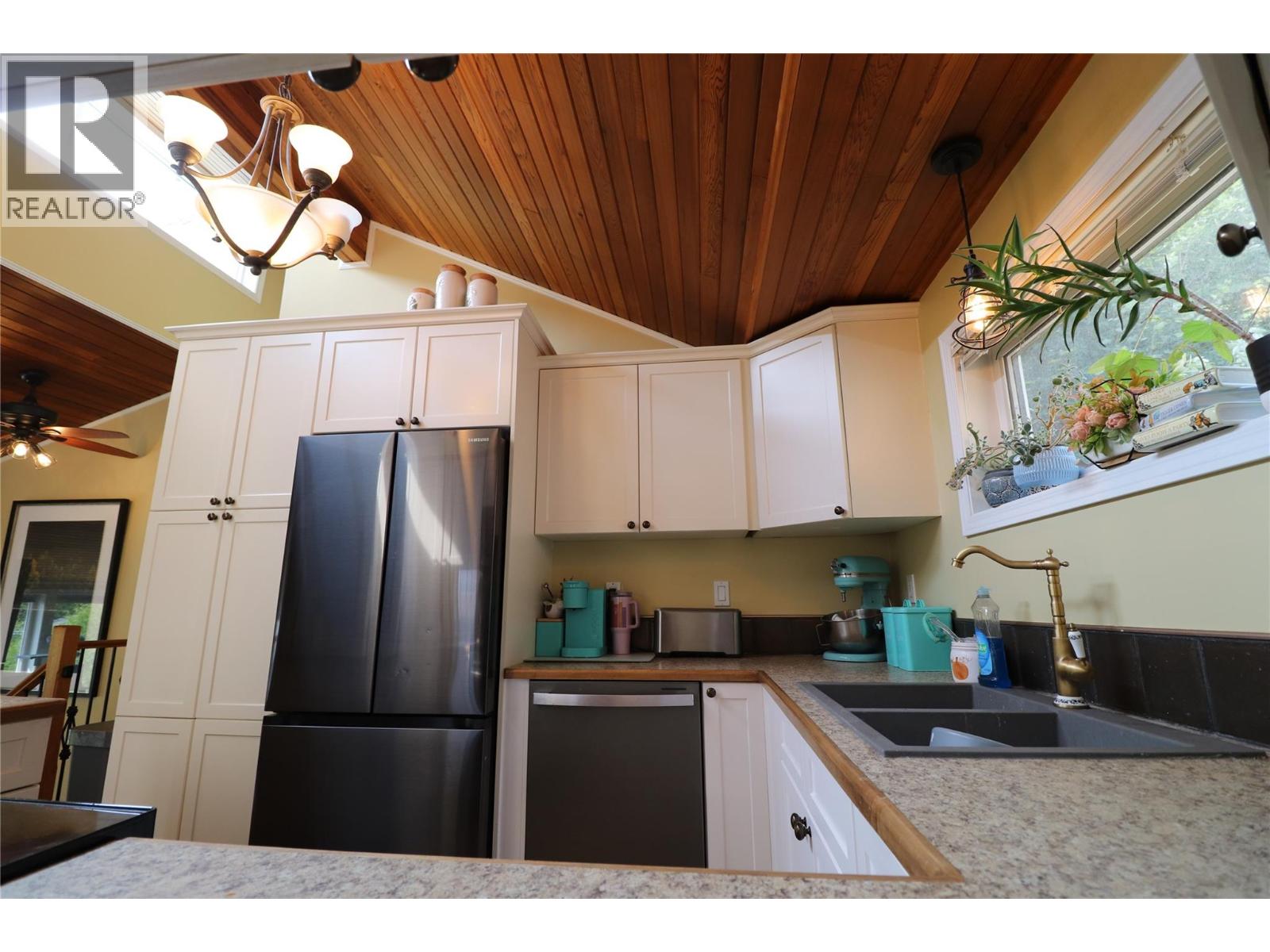 3702 9th Avenue, Castlegar, British Columbia  V1N 3T2 - Photo 10 - 10399498