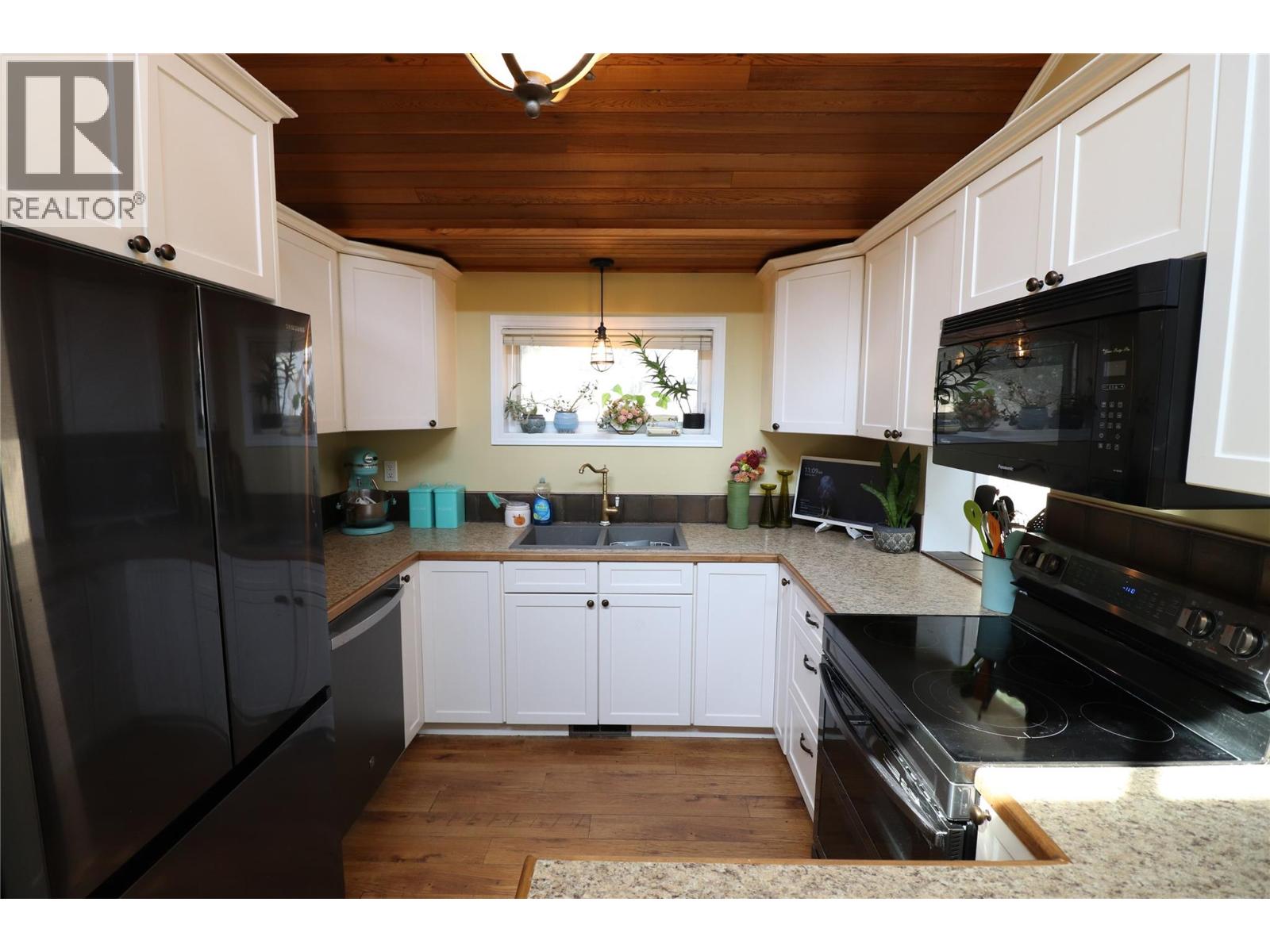 3702 9th Avenue, Castlegar, British Columbia  V1N 3T2 - Photo 11 - 10399498