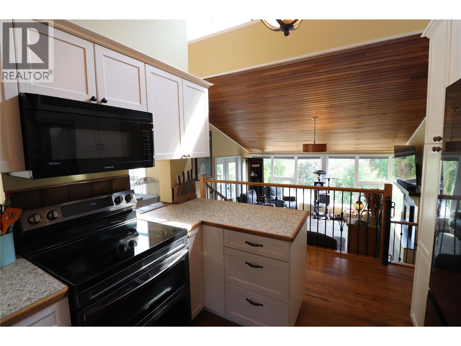 3702 9th Avenue, Castlegar, British Columbia  V1N 3T2 - Photo 12 - 10399498