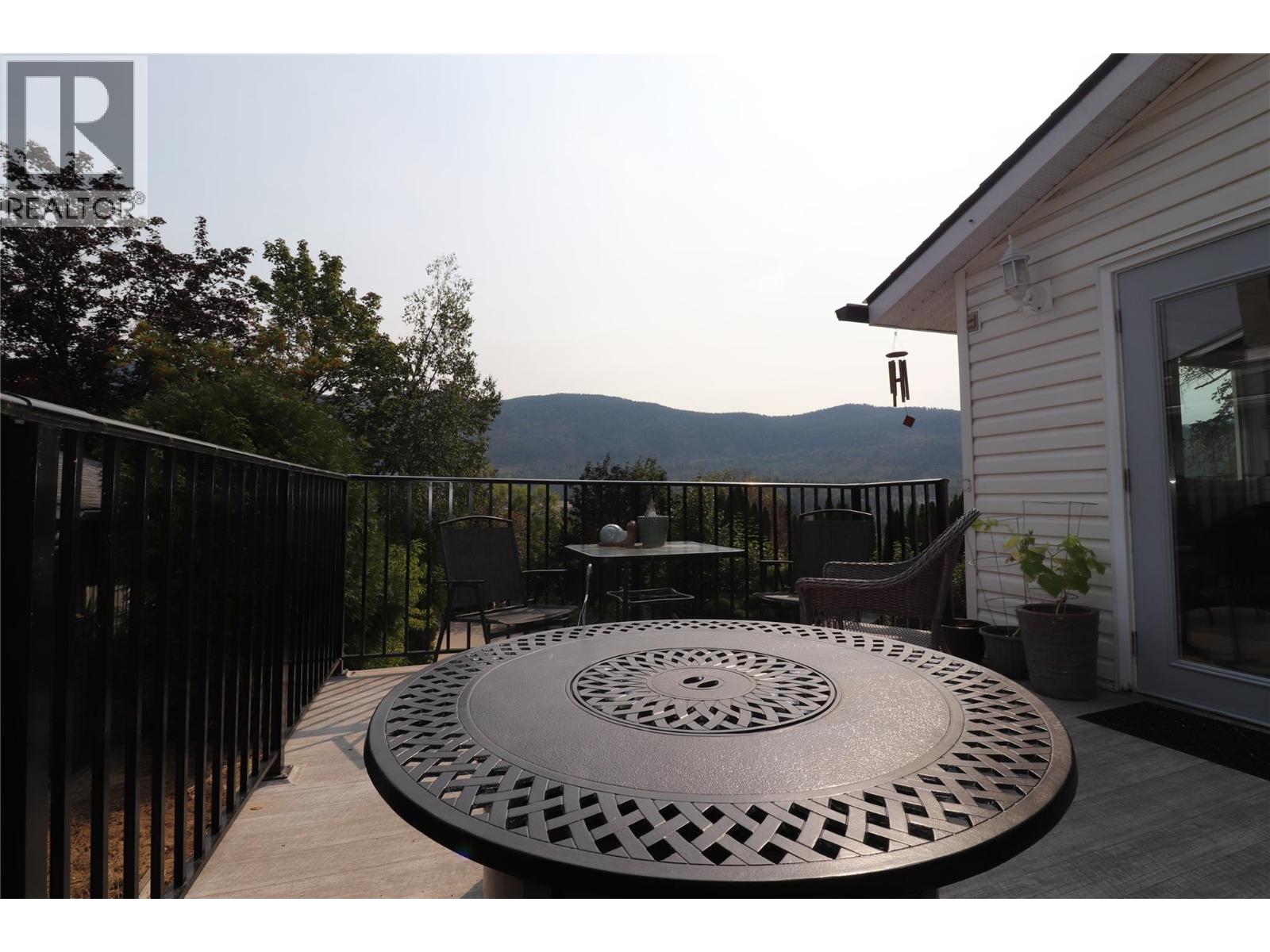 3702 9th Avenue, Castlegar, British Columbia  V1N 3T2 - Photo 3 - 10399498