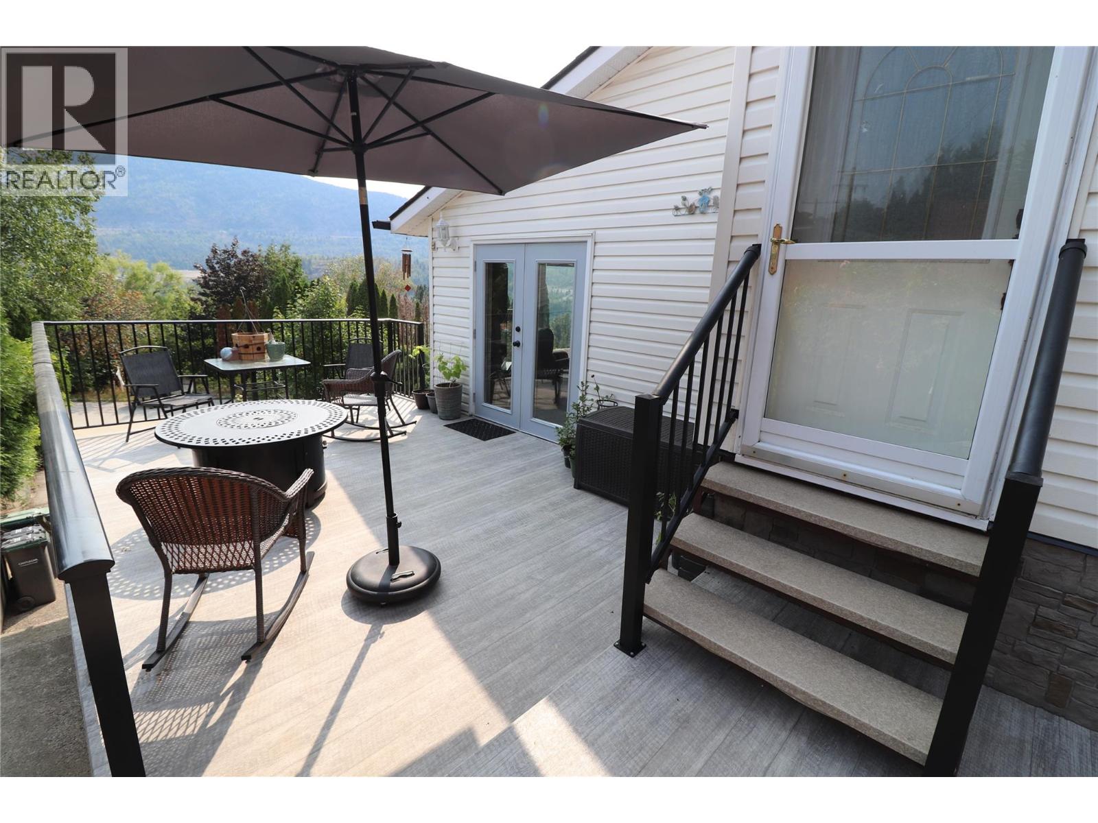 3702 9th Avenue, Castlegar, British Columbia  V1N 3T2 - Photo 4 - 10399498