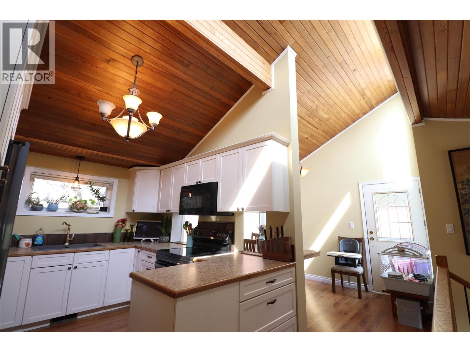 3702 9th Avenue, Castlegar, British Columbia  V1N 3T2 - Photo 8 - 10399498