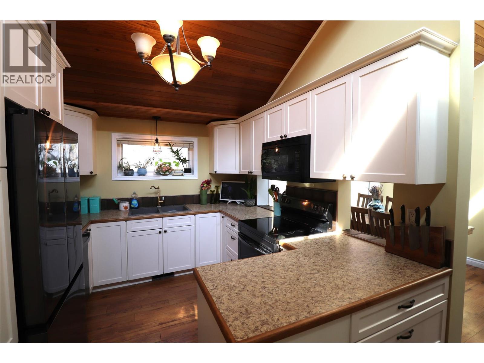 3702 9th Avenue, Castlegar, British Columbia  V1N 3T2 - Photo 9 - 10399498