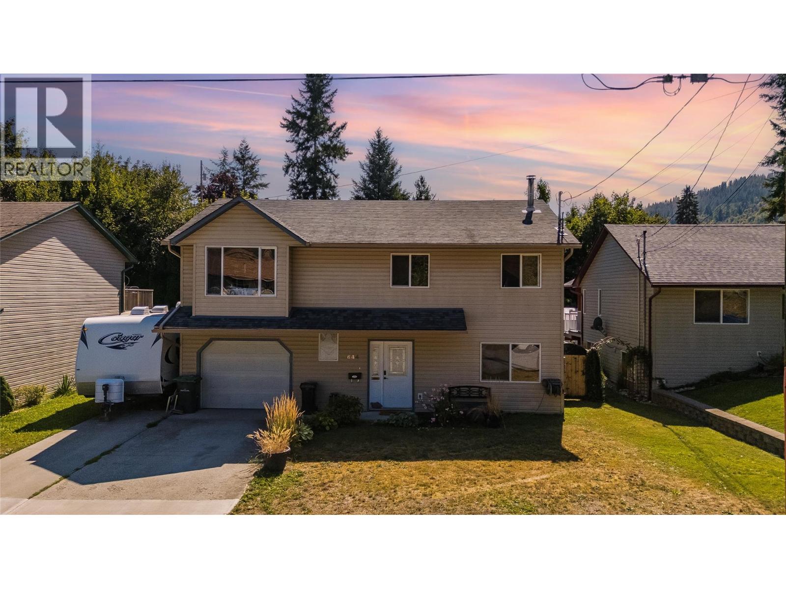 644 8th Street, Castlegar, British Columbia  V1N 4X1 - Photo 1 - 10399219