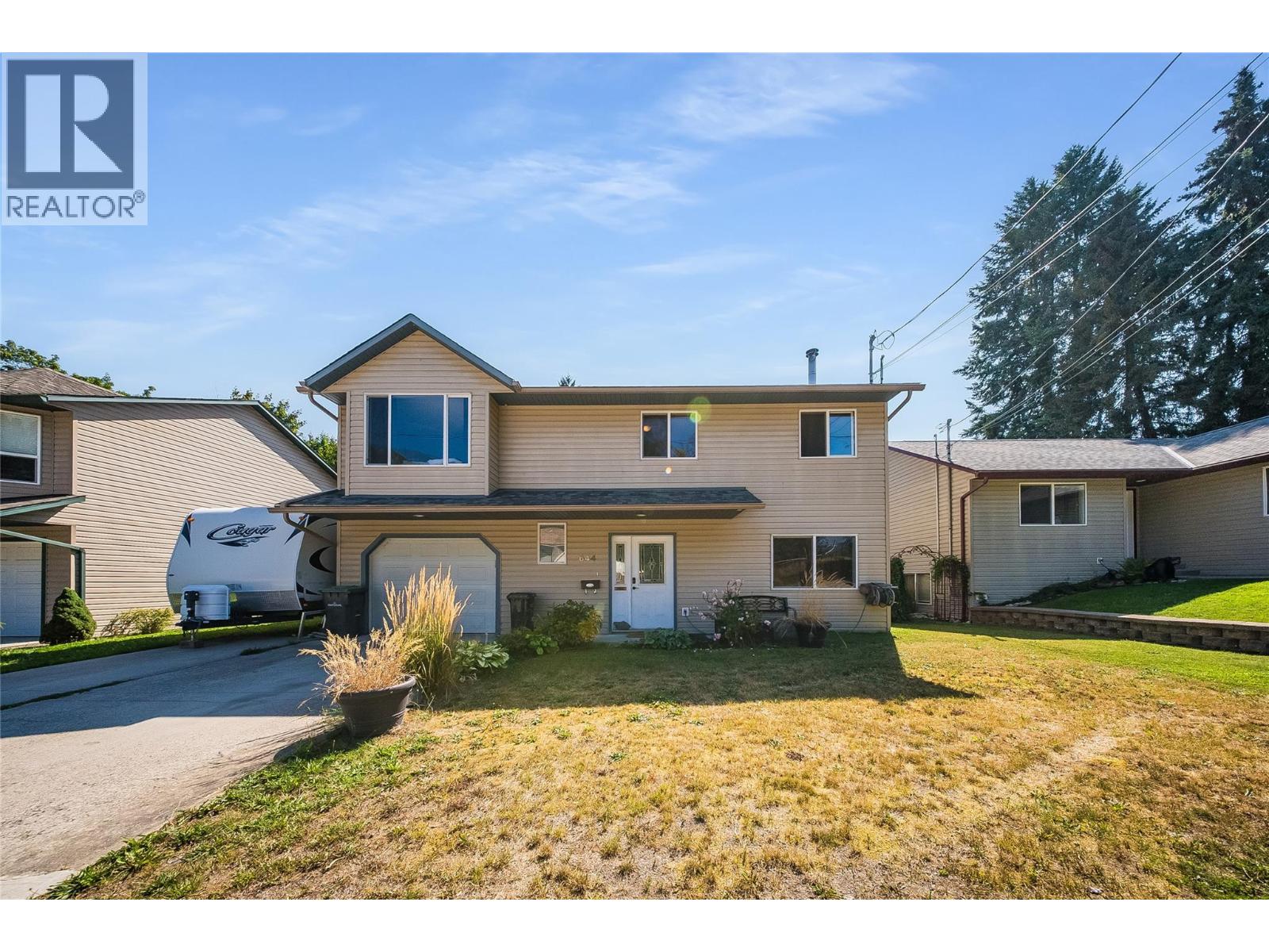 644 8th Street, Castlegar, British Columbia  V1N 4X1 - Photo 4 - 10399219