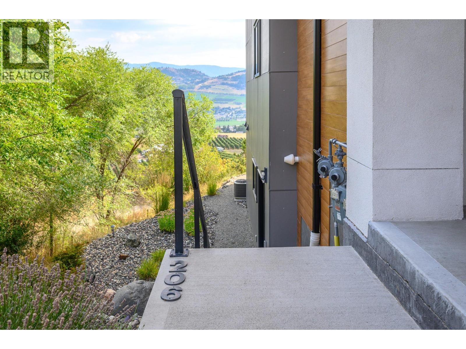 206 Vineyard Way, Vernon, British Columbia  V1H 1Z7 - Photo 4 - 10399551