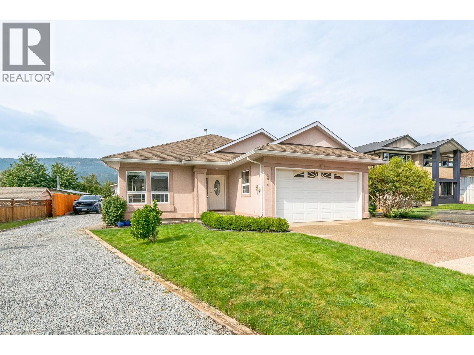 2010 Heitman Street, Enderby, British Columbia  V0E 1V2 - Photo 2 - 10399466