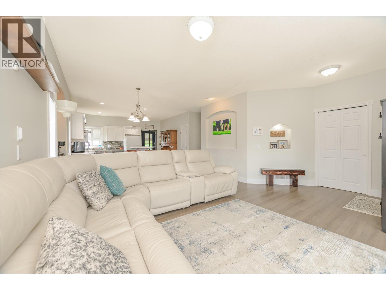 2010 Heitman Street, Enderby, British Columbia  V0E 1V2 - Photo 4 - 10399466
