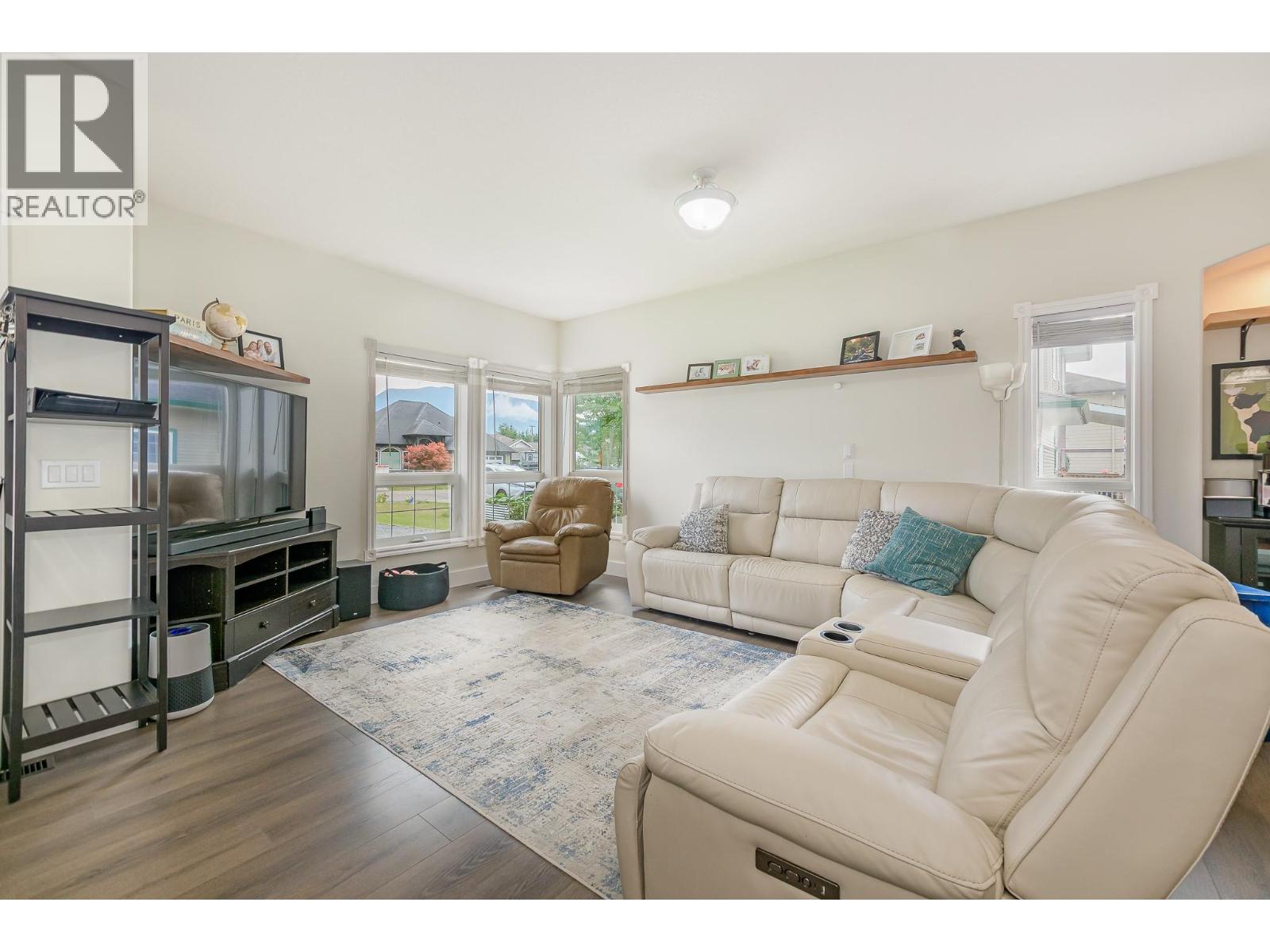 2010 Heitman Street, Enderby, British Columbia  V0E 1V2 - Photo 5 - 10399466