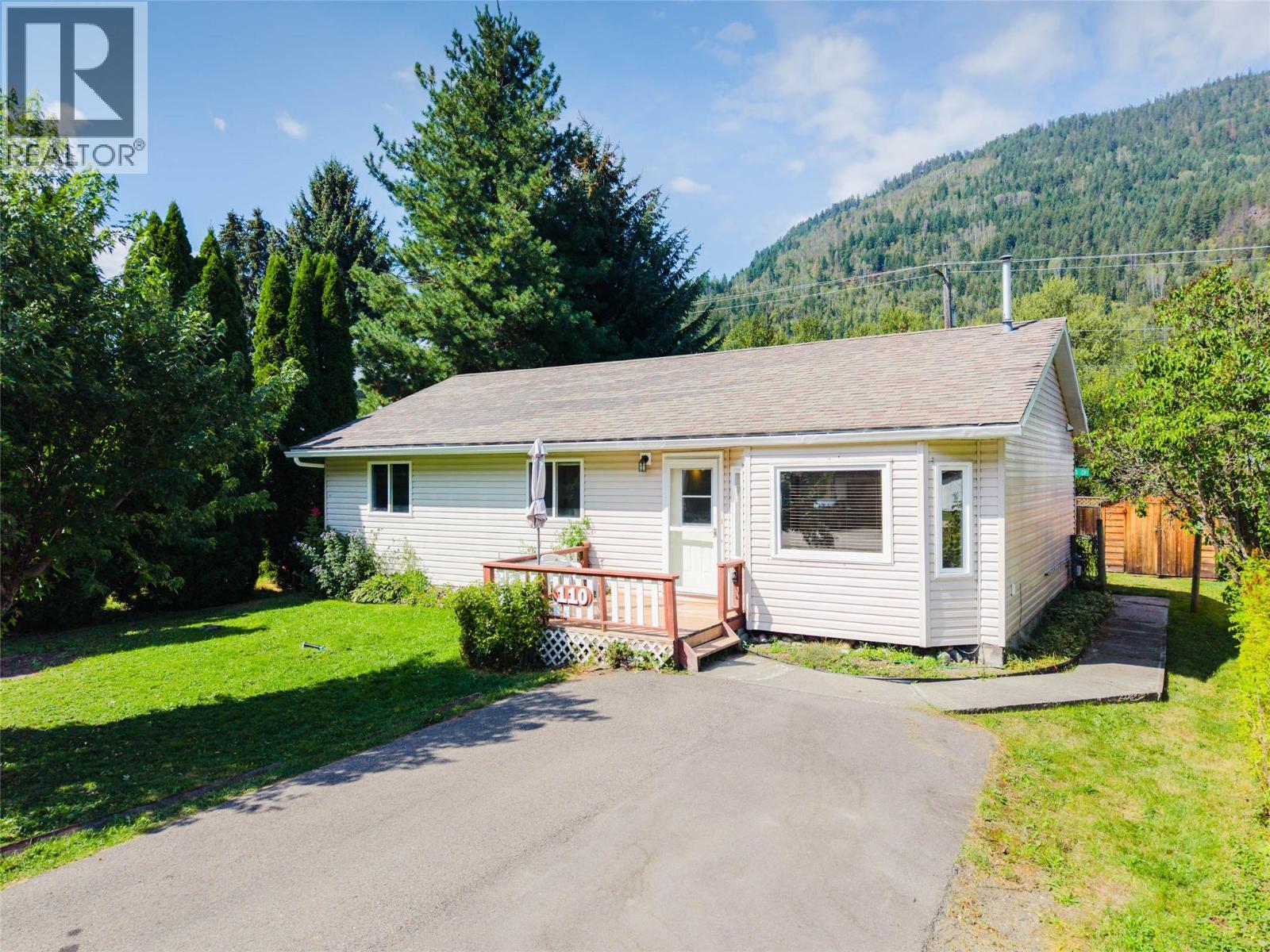 110 Davies Avenue, Salmo, British Columbia  V0G 1Z0 - Photo 1 - 10399406