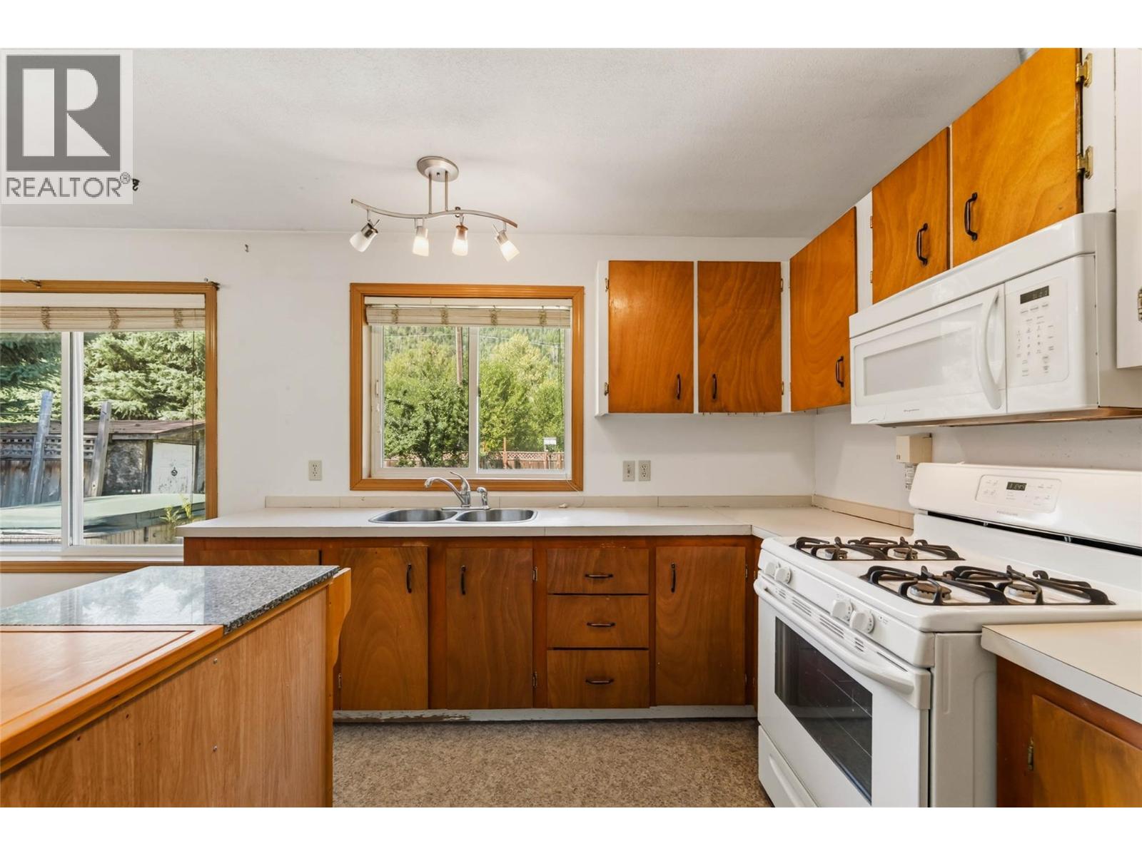 110 Davies Avenue, Salmo, British Columbia  V0G 1Z0 - Photo 8 - 10399406