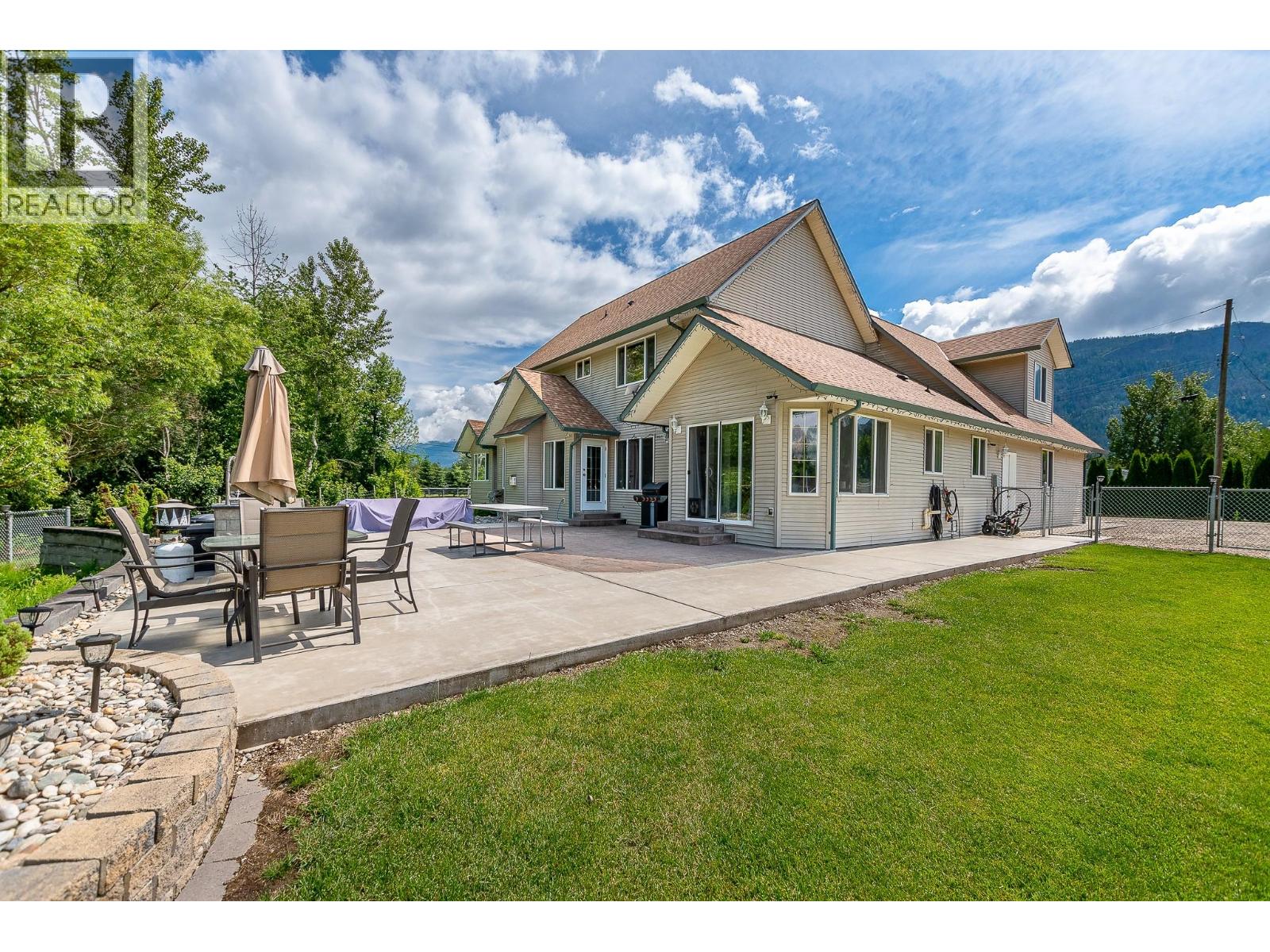 160 Carlin Street, Grindrod, British Columbia  V0E 1Y0 - Photo 3 - 10399460