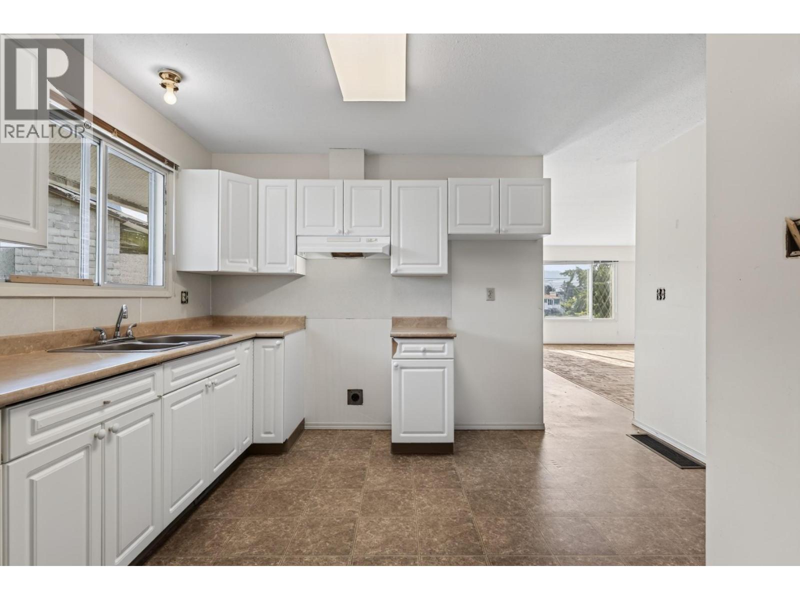 1037 Dundas Street, Kamloops, British Columbia  V2B 2T1 - Photo 8 - 10399709