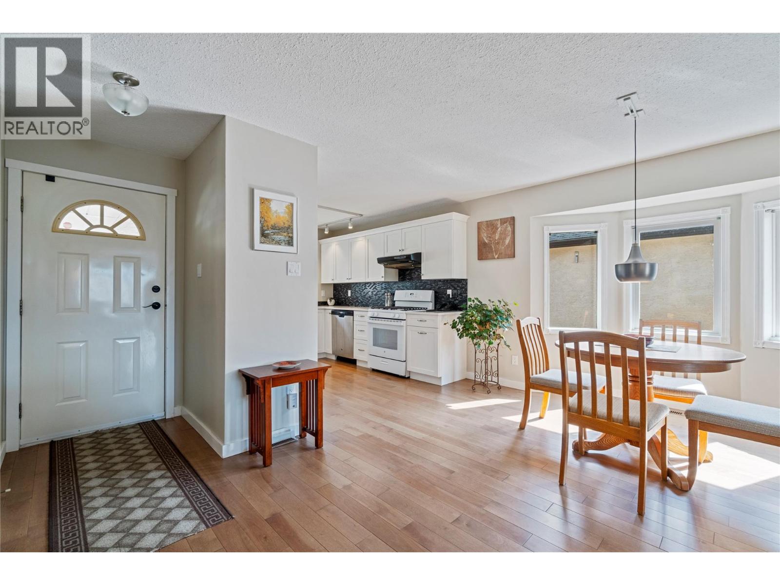 2415 5 Avenue Ne, Salmon Arm, British Columbia  V1E 1Y9 - Photo 4 - 10399524