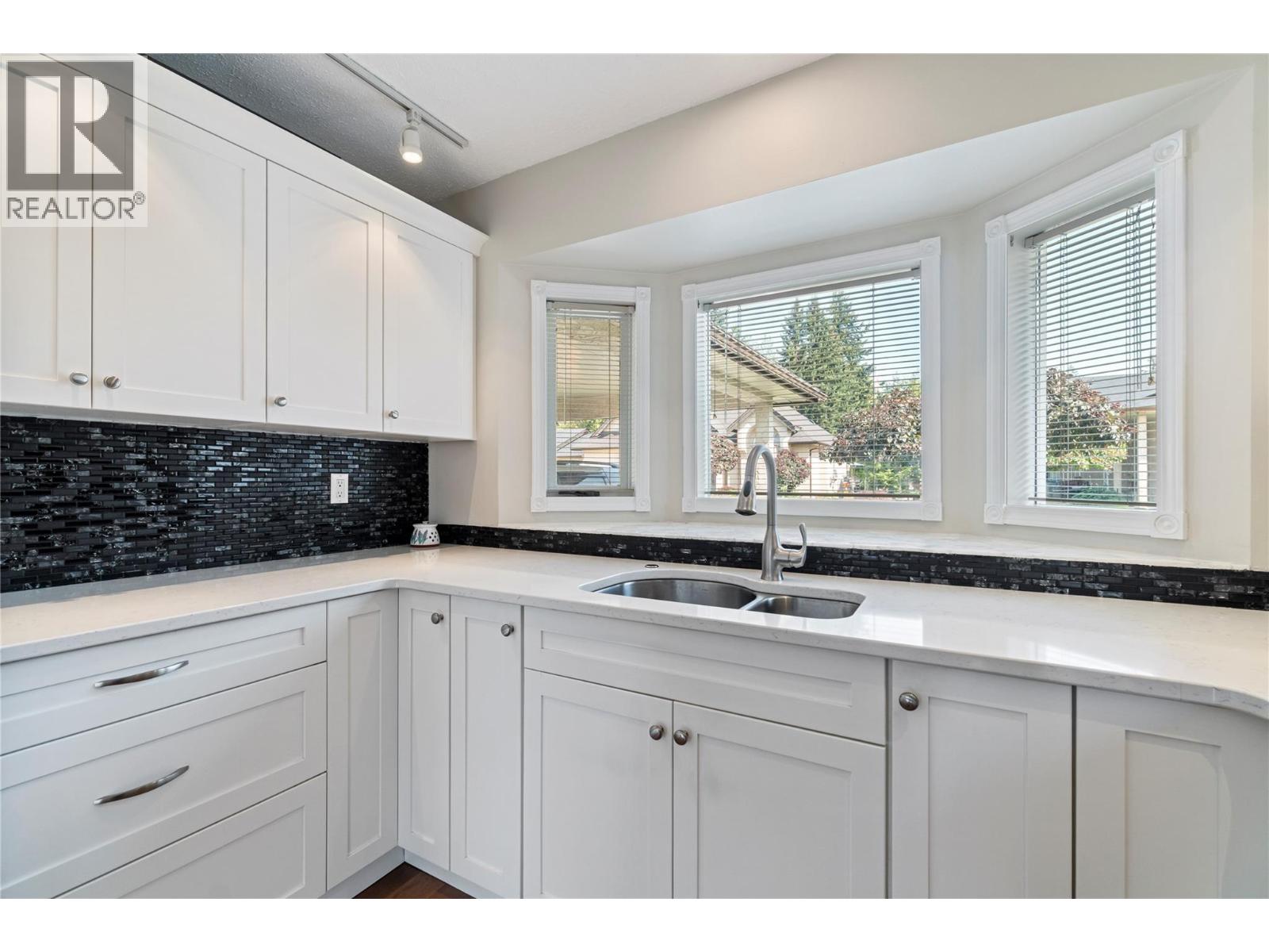 2415 5 Avenue Ne, Salmon Arm, British Columbia  V1E 1Y9 - Photo 6 - 10399524