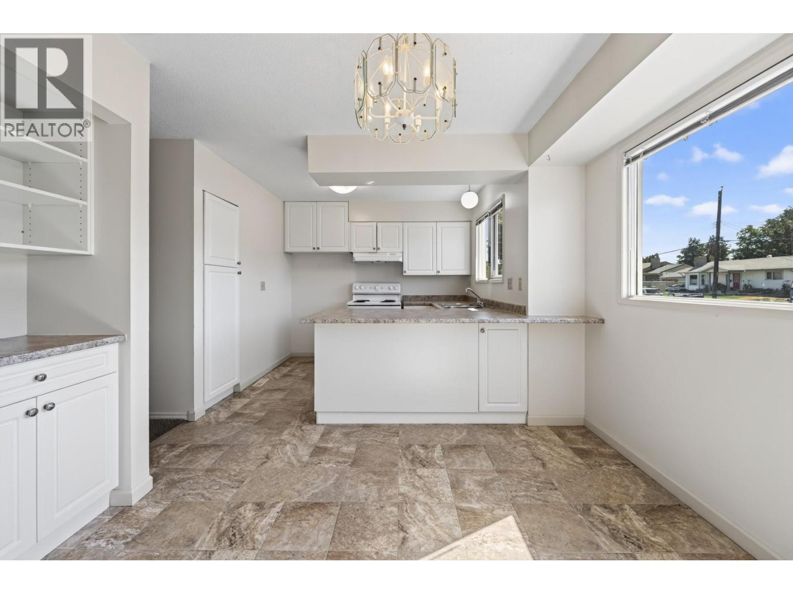 2640 Argyle Avenue, Kamloops, British Columbia  V2B 4T8 - Photo 5 - 10399705