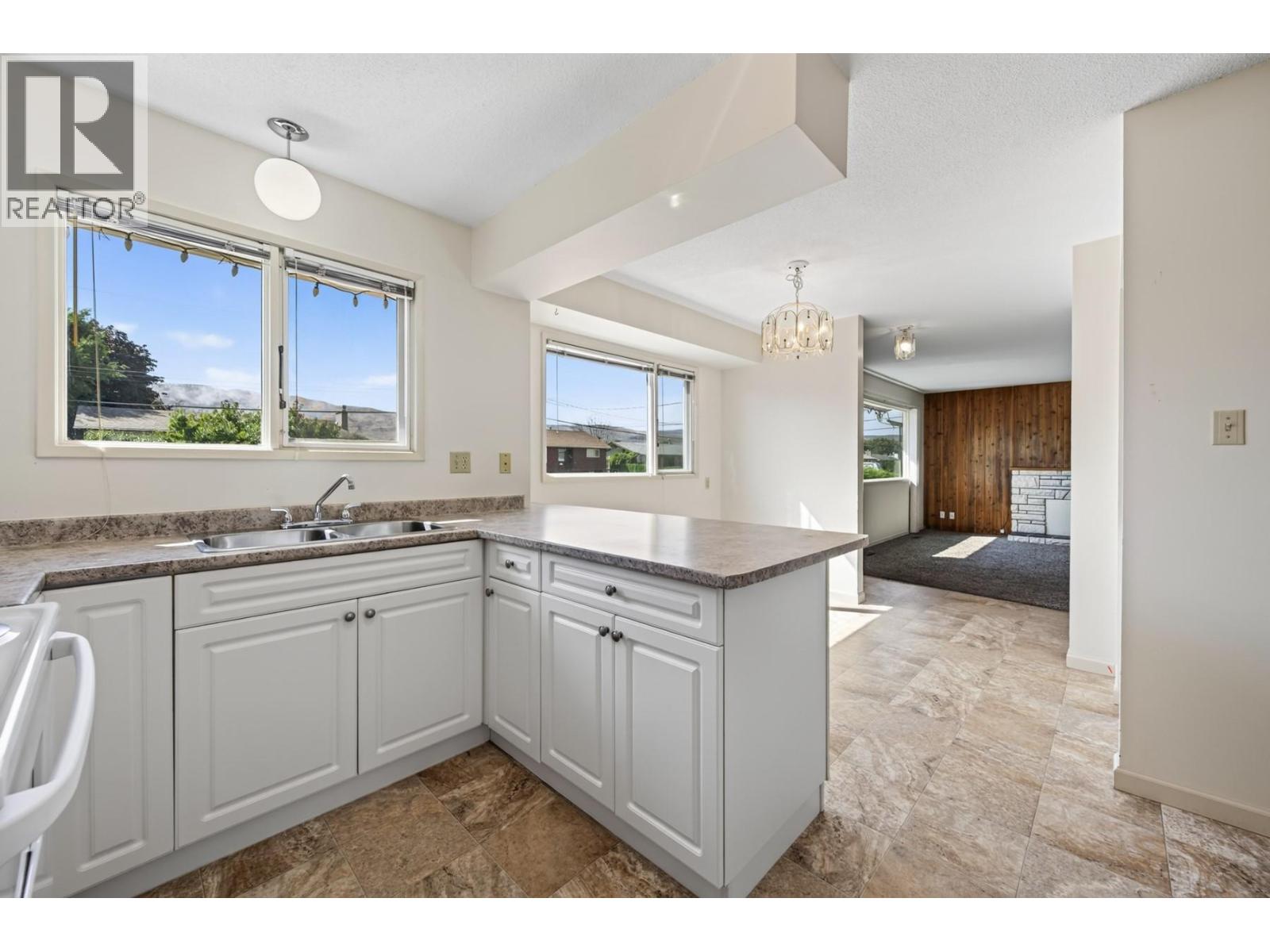 2640 Argyle Avenue, Kamloops, British Columbia  V2B 4T8 - Photo 7 - 10399705