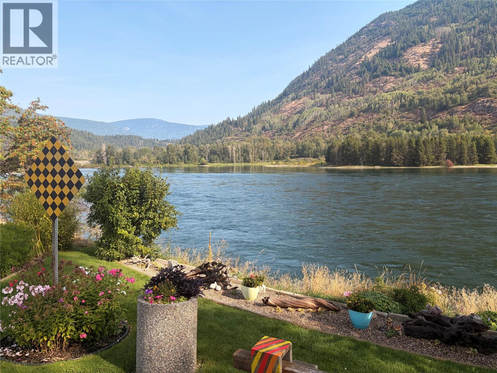 217 3rd Avenue, Castlegar, British Columbia  V1N 2N2 - Photo 2 - 10399554