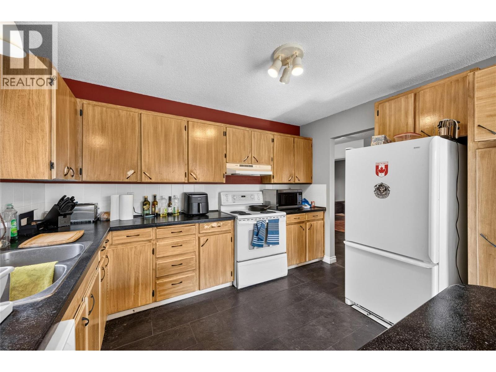 355 & 357 Gwyer Street, Penticton, British Columbia  V2A 1R2 - Photo 9 - 10399671