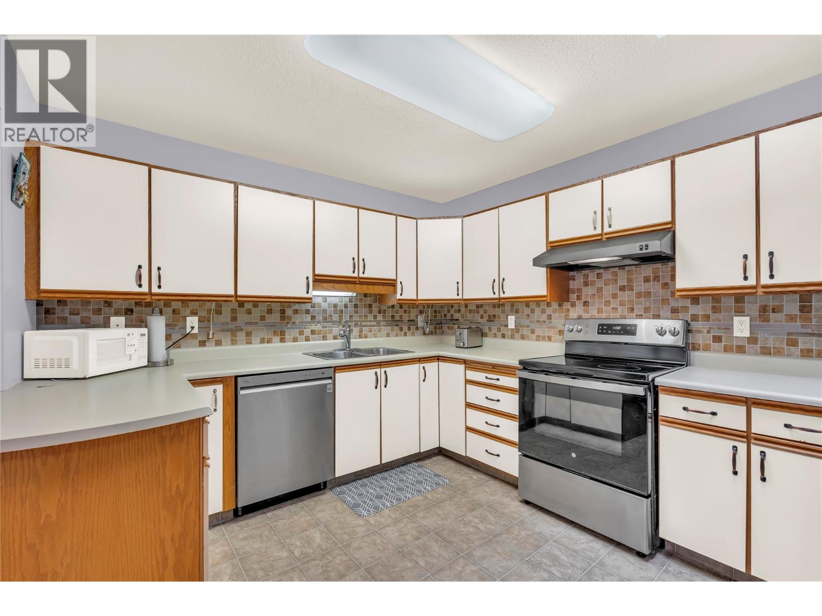 272 Green Avenue W Unit# 402, Penticton, British Columbia  V2A 3T2 - Photo 4 - 10399762