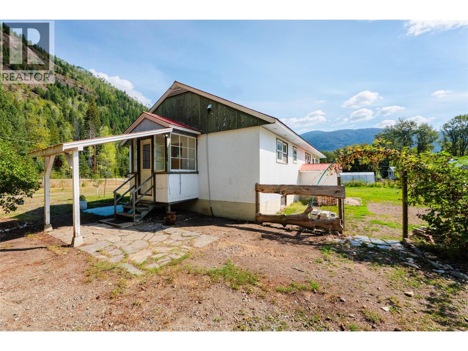 6352 Highway 3 Highway, Salmo, British Columbia  V0G 1Z0 - Photo 7 - 10399408