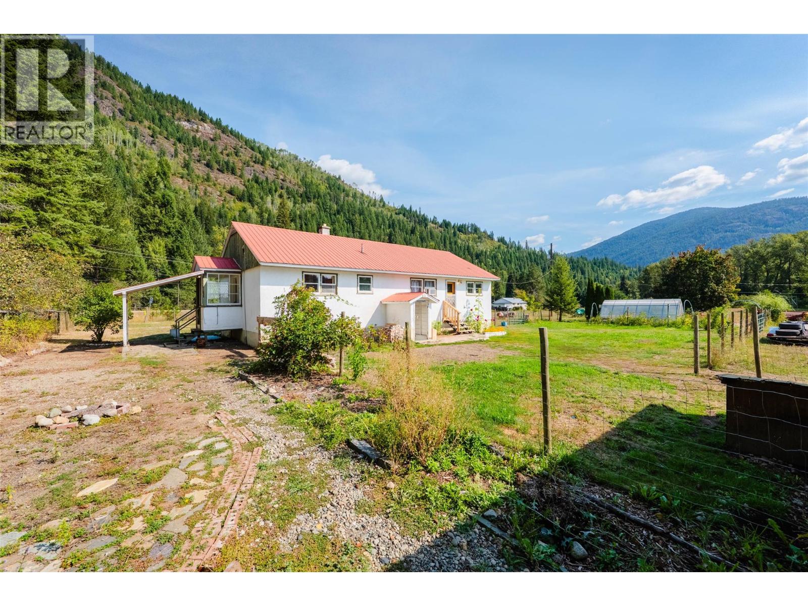 6352 Highway 3 Highway, Salmo, British Columbia  V0G 1Z0 - Photo 9 - 10399408