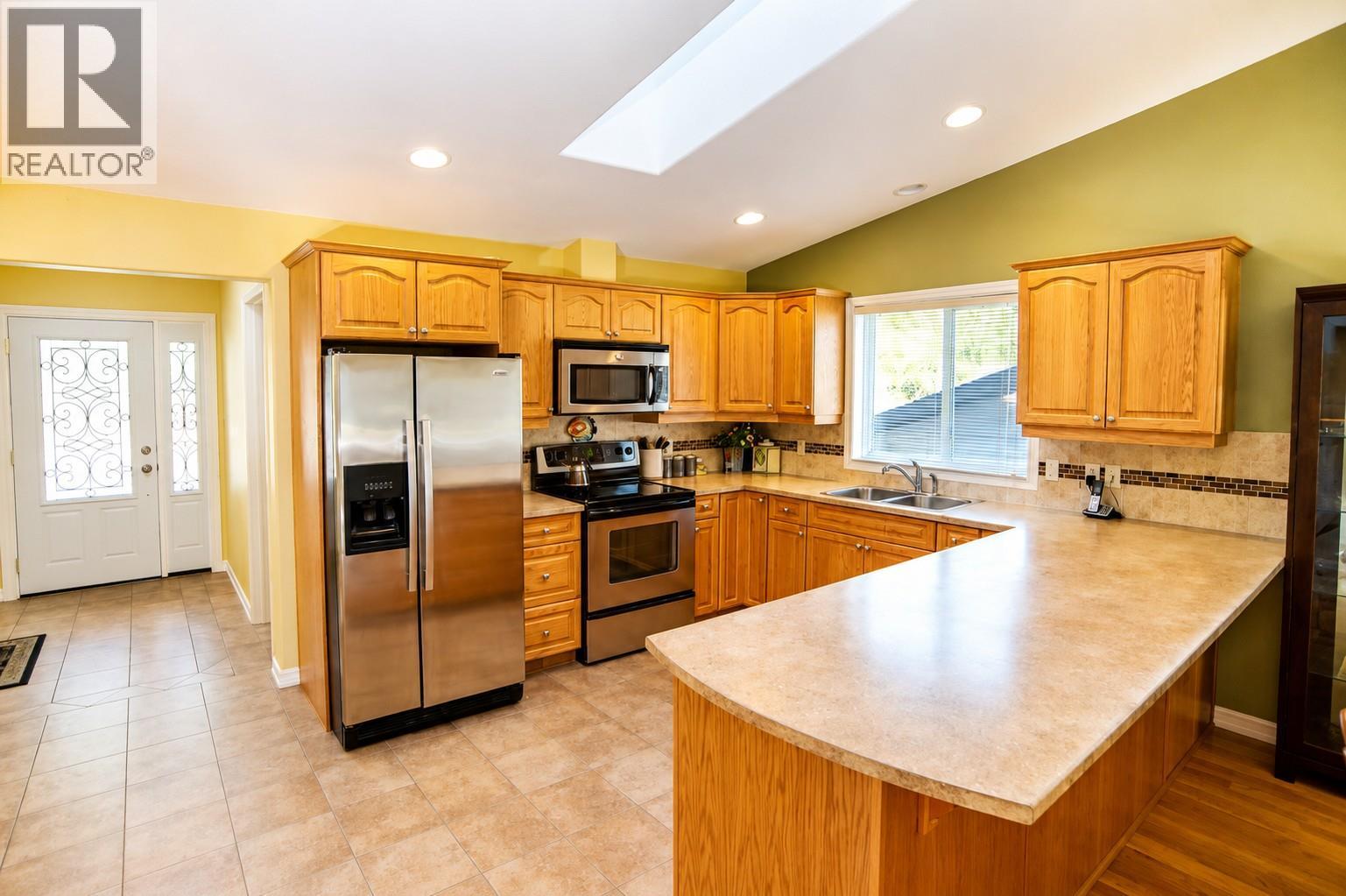 8128 Birchwood Drive, Trail, British Columbia  V1R 4Y3 - Photo 5 - 10399690