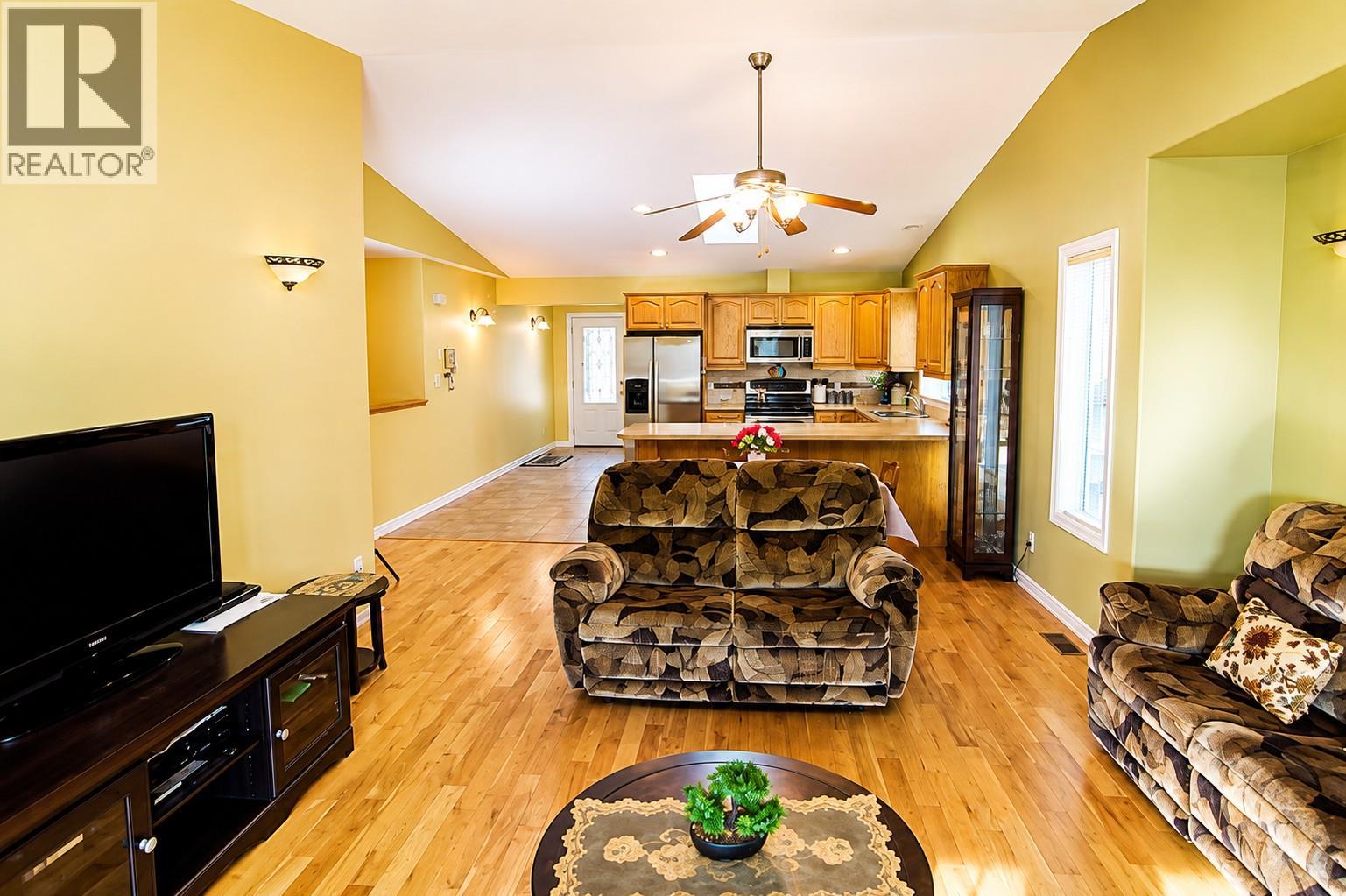 8128 Birchwood Drive, Trail, British Columbia  V1R 4Y3 - Photo 8 - 10399690