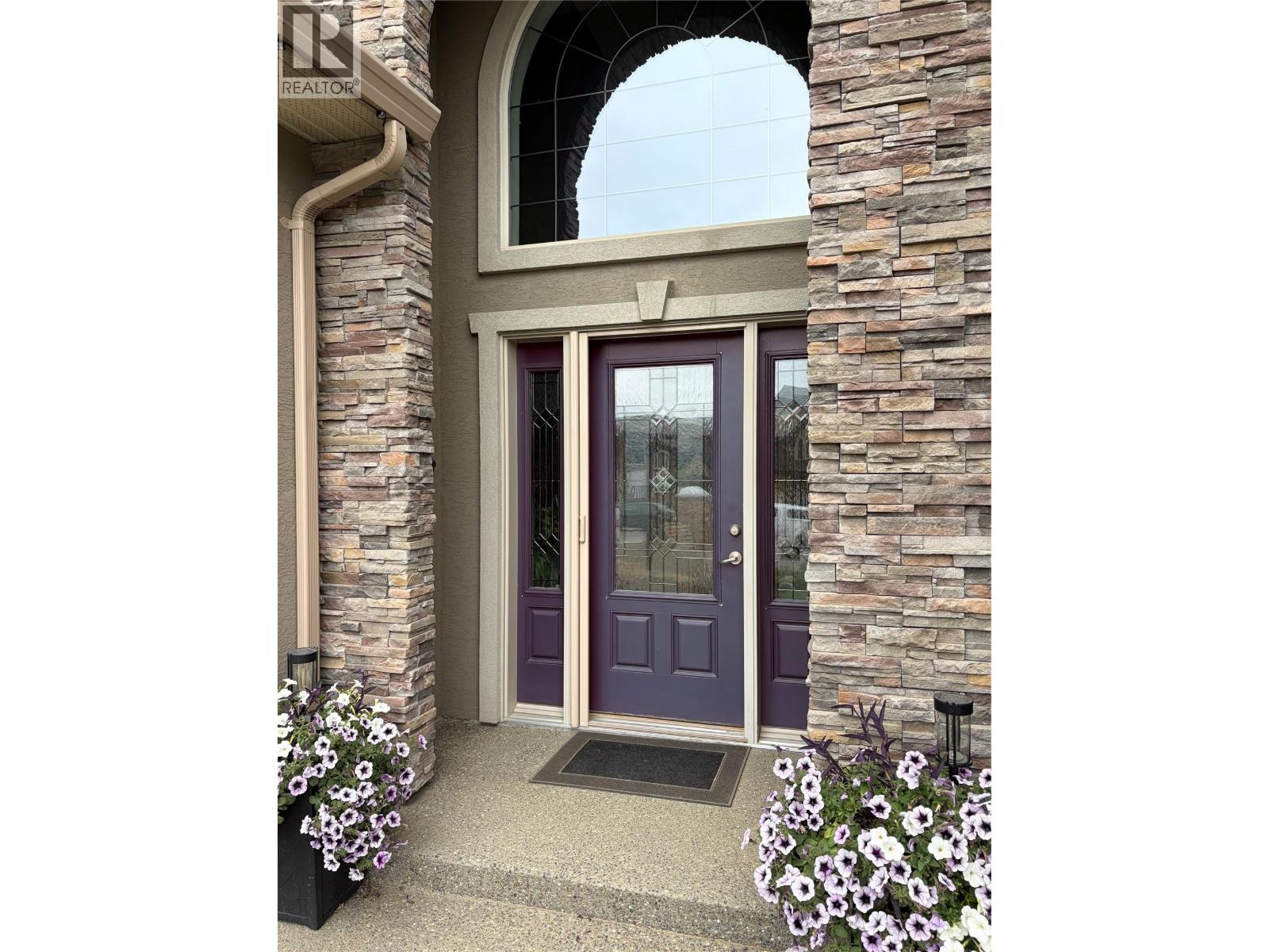 988 Arlington Court, Kamloops, British Columbia  V2B 8T4 - Photo 2 - 10395393