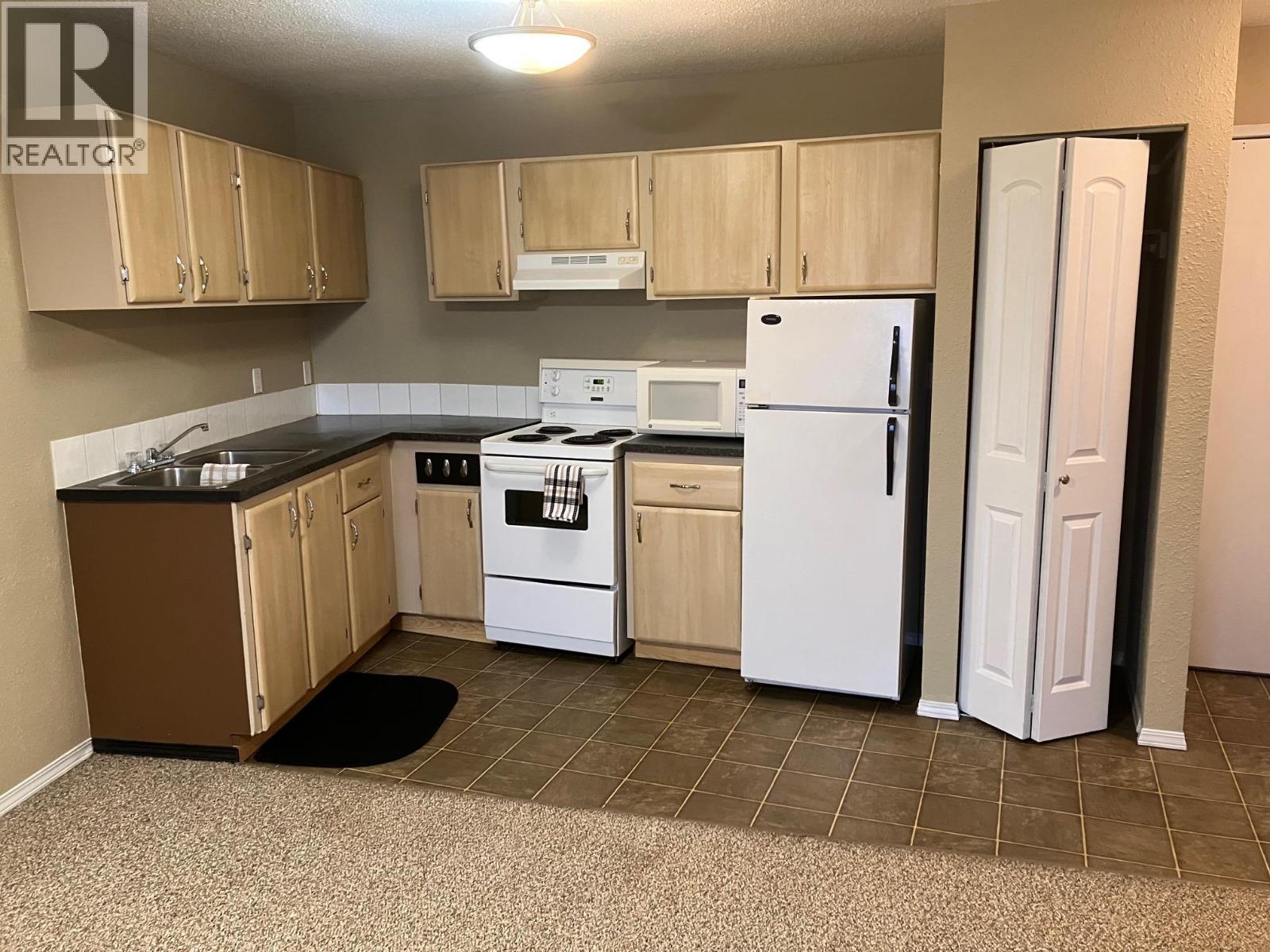 555 Dalgleish Drive Unit# 401, Kamloops, British Columbia  V2C 6C7 - Photo 3 - 10399876