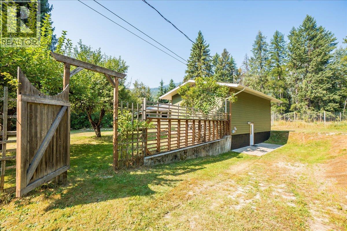 3710 Ladybird Road, Krestova, British Columbia  V0G 1H2 - Photo 6 - 10399750