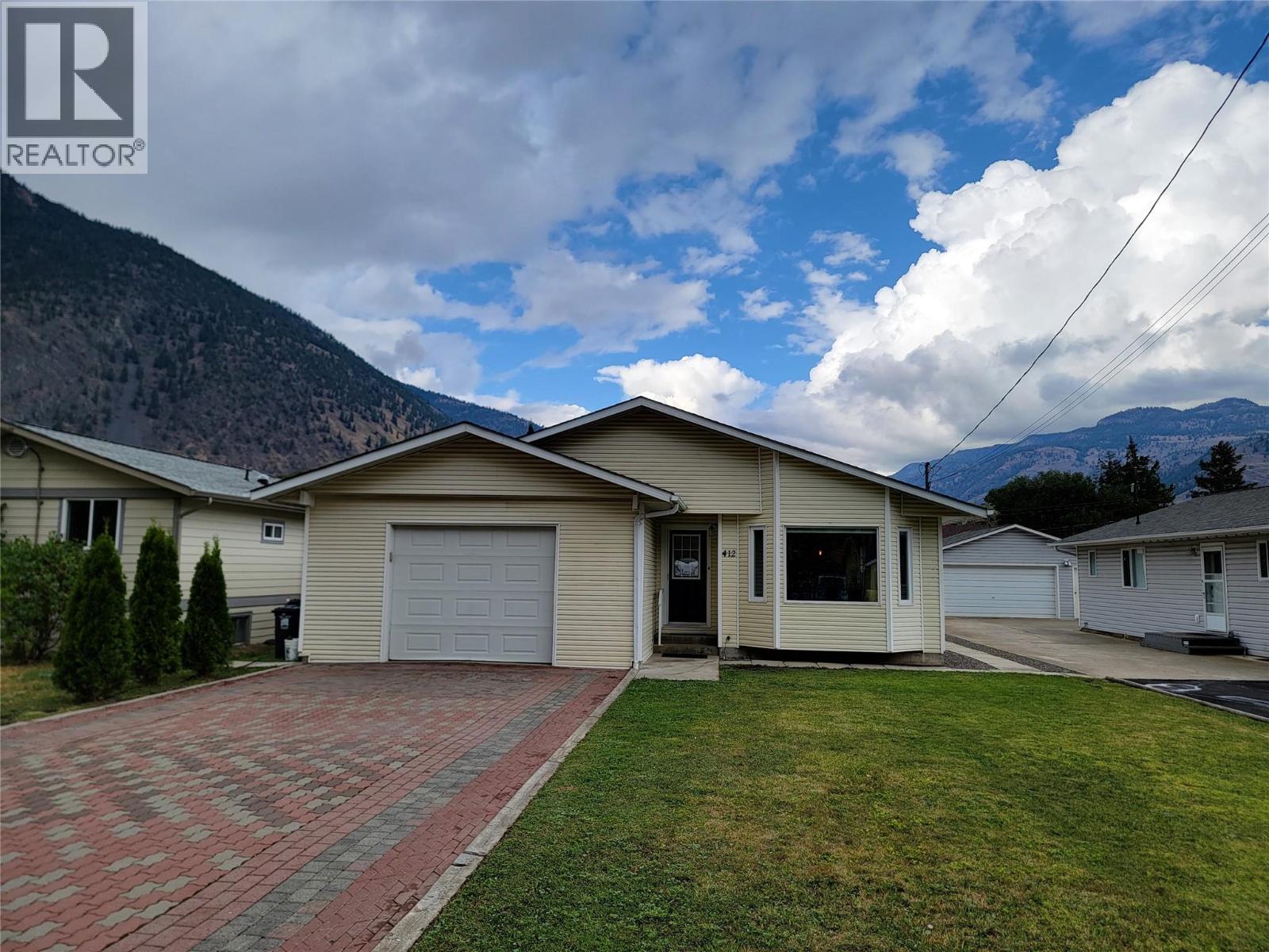 412 10th Avenue, Keremeos, British Columbia  V0X 1N3 - Photo 1 - 10399948