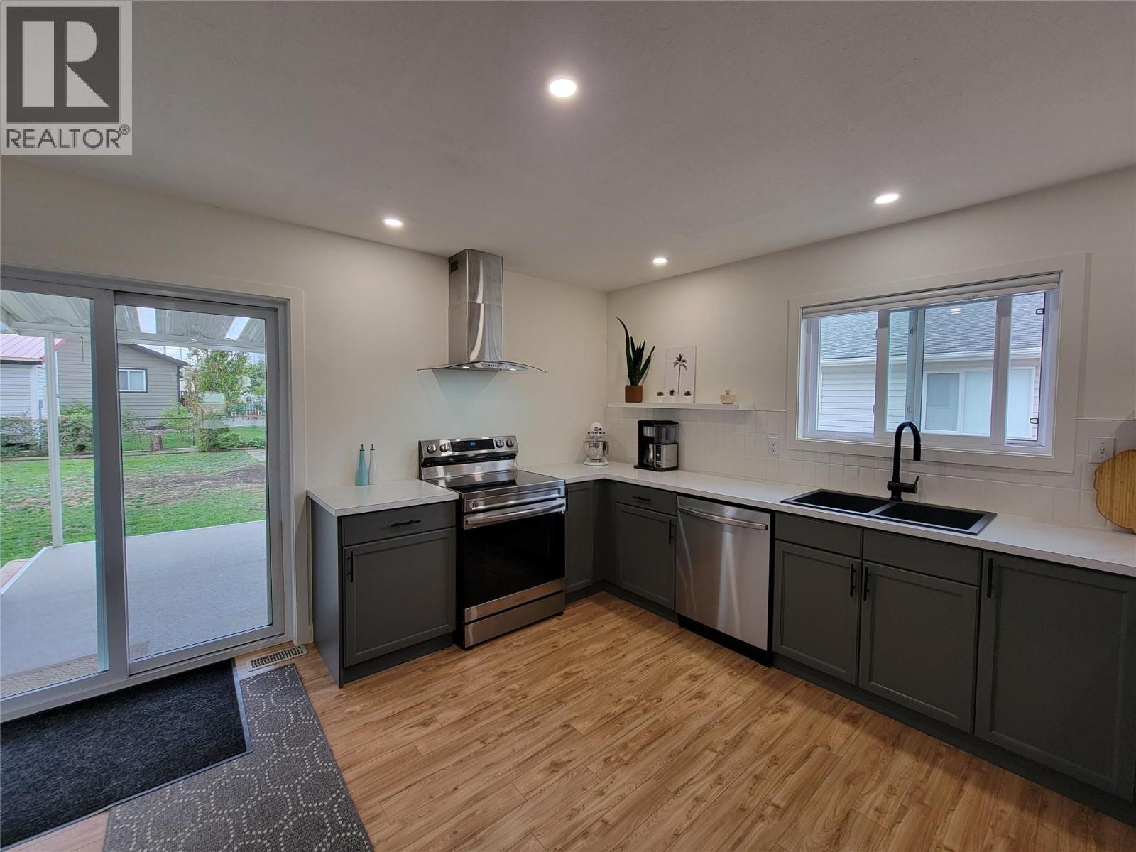 412 10th Avenue, Keremeos, British Columbia  V0X 1N3 - Photo 9 - 10399948
