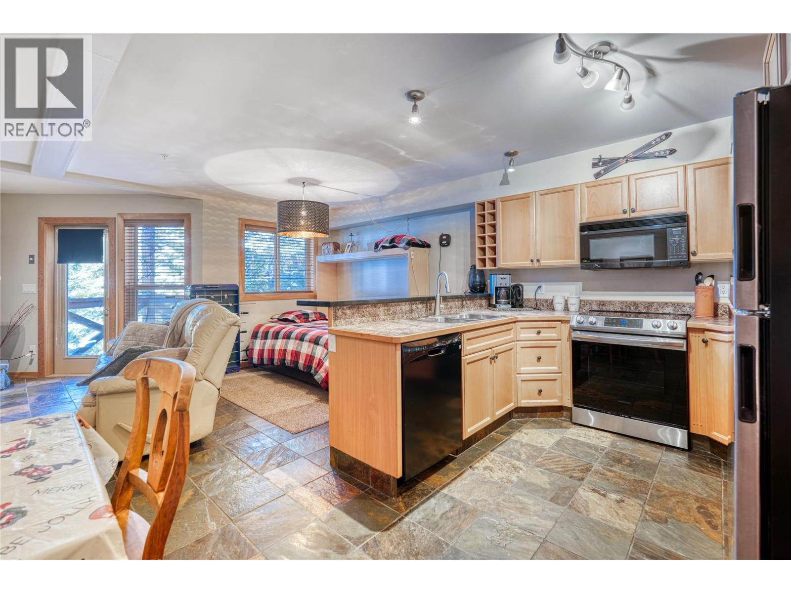 360 Strayhorse Road Unit# 3, Apex Mountain, British Columbia  V2A 0E2 - Photo 2 - 10399947