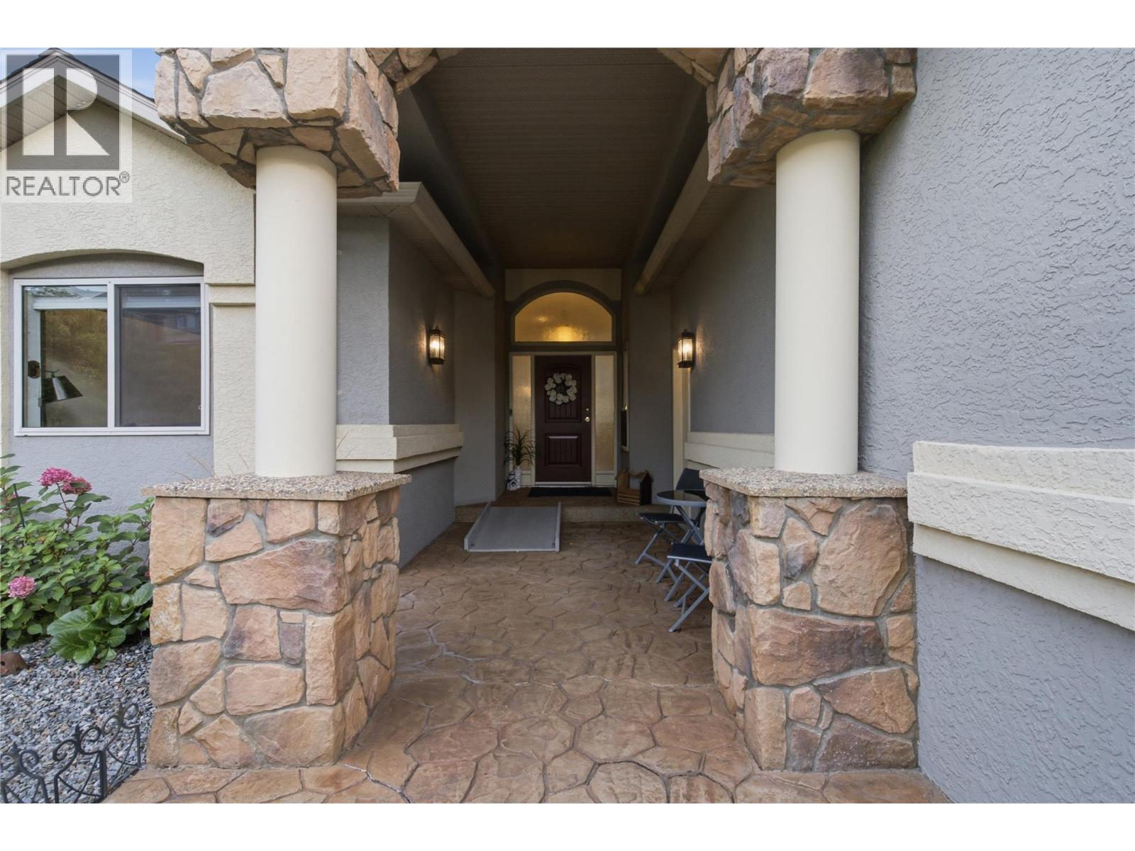 2201 Lillooet Crescent, Kelowna, British Columbia  V1V 1W3 - Photo 2 - 10399885