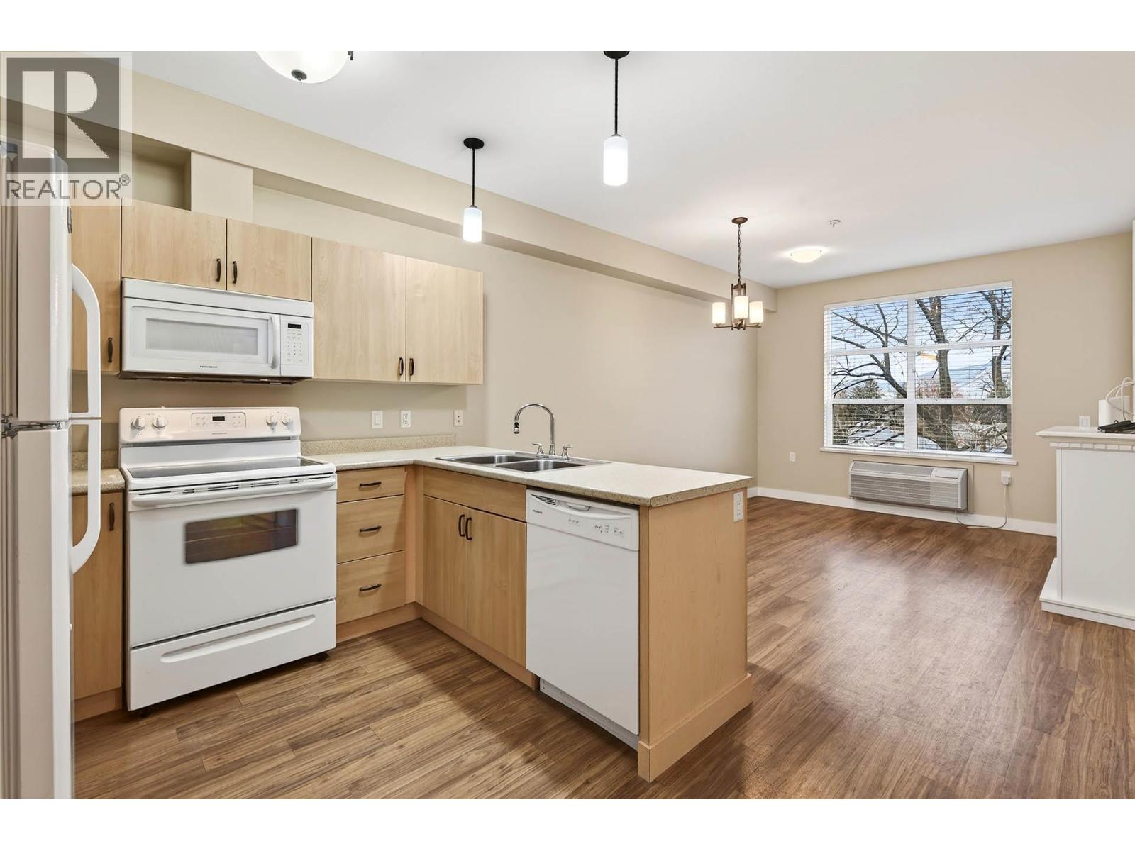 755 Mayfair Street Unit# 300, Kamloops, British Columbia  V2B 5L7 - Photo 3 - 10400145