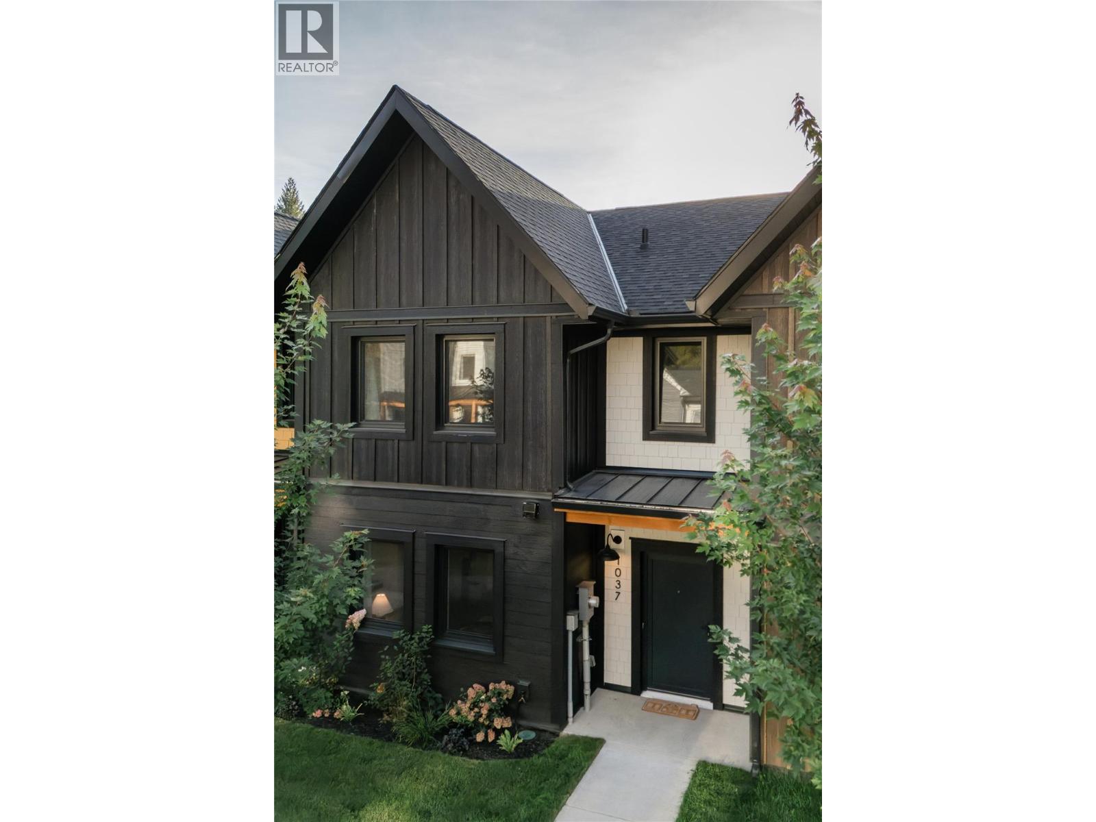 1037 Keystone Crescent, Revelstoke, British Columbia  V0E 2S1 - Photo 1 - 10398685