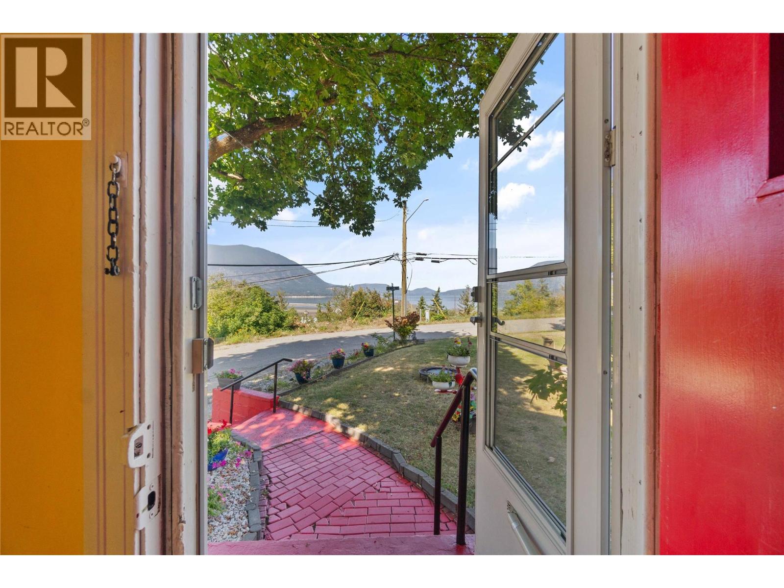 730 9 Avenue Ne, Salmon Arm, British Columbia  V1E 4A1 - Photo 10 - 10400080