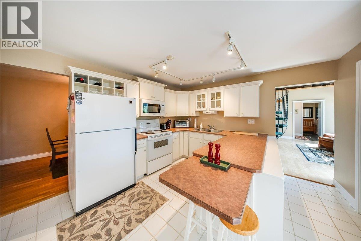 2390 Mcleod Avenue, Rossland, British Columbia  V0G 1Y0 - Photo 10 - 10400118