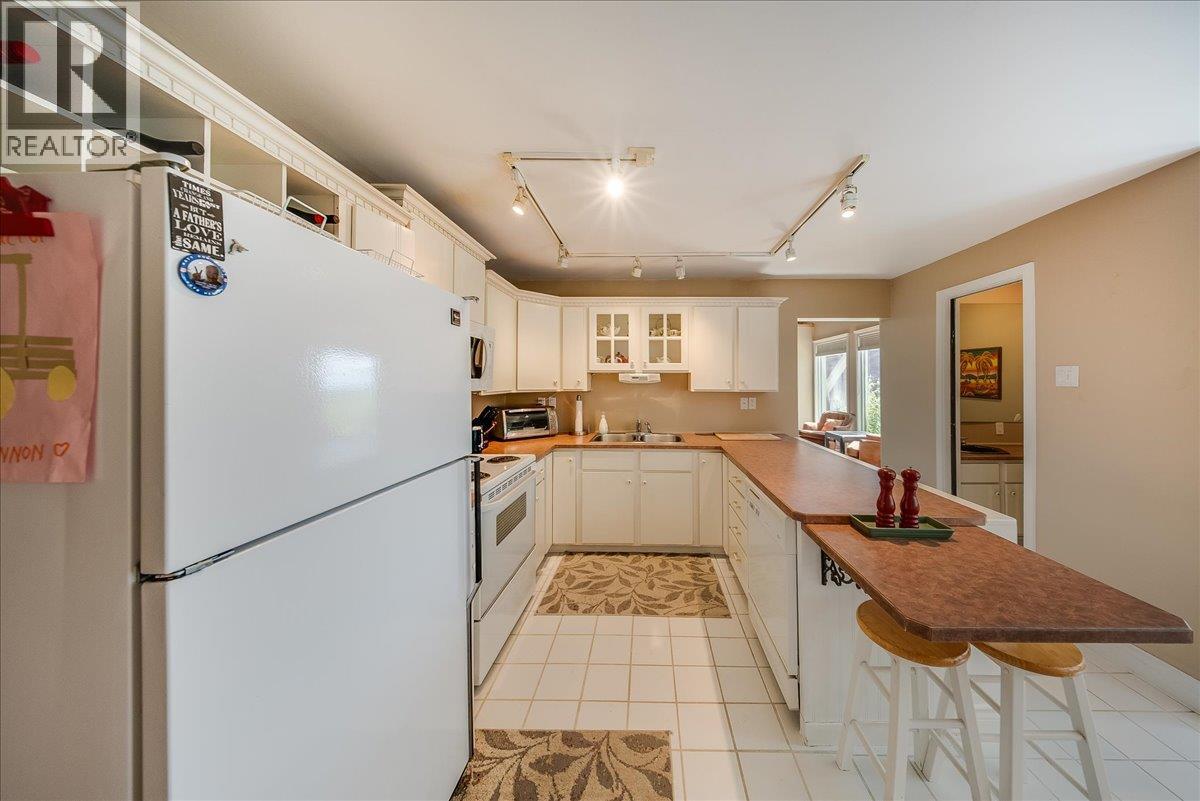 2390 Mcleod Avenue, Rossland, British Columbia  V0G 1Y0 - Photo 11 - 10400118